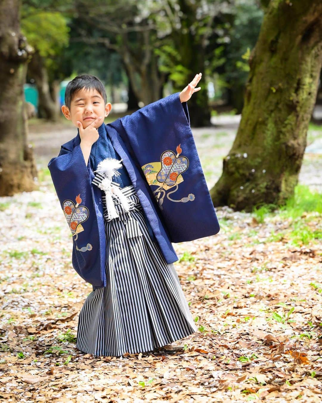 藤田志穂さんのインスタグラム写真 - (藤田志穂Instagram)「子鉄もよく頑張りました👏 ・ 今はおしりたんていブーム中なので、ポーズがほぼおしりたんてい🤣 ・ 本当は山手線持って撮りたかったんだけどなぁ🥹🚃 ・ それにしても ちょいちょい文句を言いながらも、着付けも撮影も移動も、全部頑張ってくれた🙌 ・ 年齢的にもこのタイミングだったからこそ、スムーズに出来たのもあるのかな？🤔 ・ ちなみに 着物を嫌がる子もいるとの事だったので、1週間ほど前から着物の写真を見せながら。。。 ・ 👩「これ、母ちゃんと一緒に着ようね〜？」 👩「ほら、着物のズボンが母ちゃんの着物と同じしましまだ💙」と写真を見せながら予告してた😂 ・ そのおかげか、着物も嫌がる事なく着る事が出来ました☺️ ・ 撮影後の千歳飴は格別だったようです🤣🍭 ・ #桜の七五三  #七五三  #753 #おしりたんてい」4月6日 10時31分 - shiho_fujita44