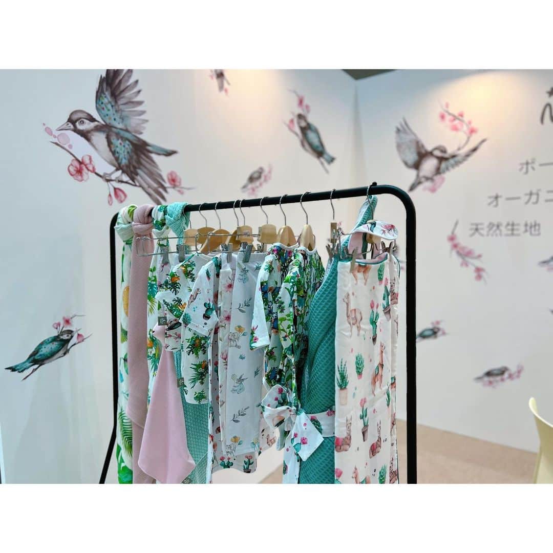 徳山沙季さんのインスタグラム写真 - (徳山沙季Instagram)「. 初めて「FaW TOKYO（ファッションワールド東京）【春】」に 参加しましたಇ アパレル、バッグ、シューズなどなど幅広いファッションアイテムの商材を見ることができました✦ 日本だけでなく海外からも多く出展されていて様々なブランドに出会うことができました❥︎ . たくさんのブースをまわる中で一目ぼれしたのがポーランドのMonamoonというブランドです𓂃‪𓃱𓈒𓏸 おくるみやボディスーツ、パジャマなど新生児からキッズ用までのアイテムをポーランドで生産していて オーガニックコットンや竹繊維を使っているそうです。 実際に手にとってみましたが肌触りも優しくなめらかでしたꕤ ポーランドからいらしている出展者の方とも直接お話させていただく機会があり、質の良さやデザインへのこだわりなども 知ることができました。 . xplushomeさんのブースでは、サステナブルな取り組みとして、無公害なジュート繊維を使ったジュートバッグや リサイクルコットンを使っているアイテムに出会えました。 環境に配慮した取り組みに加え、インドの生産拠点では雇用も生み出しているというお話を伺いました。 . 今回参加することで出展者の方に直接お話を伺うことで商品の情報を知ることができただけでなく ファッションにおけるサステナブルについて改めて考えるきっかけにもなりましたᝰ✍︎꙳⋆ これから自分自身のファッションの中にもリサイクルコットンのアイテムなど、少しずつ取り入れていきたいです。 . . @fashionworld_dg  #PR #fawtokyo #FaWTOKYO_spirit #デジタルファッション #サステナブルファッション #フェムケア #メタバース #サステナブルコーデ #サステナブル #ファッションワールド東京 #fashionworldtokyo #monamoon #ベビー服 #xplushome」4月6日 10時53分 - saki.whitesnow