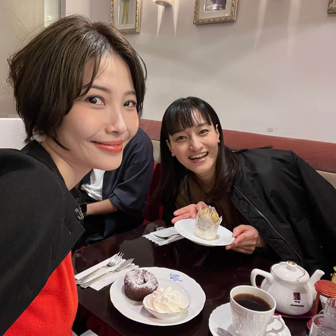 瑞羽奏都（水谷美月）のインスタグラム：「先日、またまたぽこちゃんと☕️🧁  在団中はほとんど話すことがなかったけど、退団してから共通の知人がいたり、実は同郷だったりしたことがきっかけで話すようになって…今ではとっても仲良し💕  ぽこちゃん、いつも楽しいお話ありがとね♪この日も何度もお腹が捩れるくらい笑った🤣私もポコちゃん見習って何か新たな趣味始めようかしら？🤔  #お茶 #カフェ #cafe #café #metoaginza #miyukikan #モンブラン #宝塚og #星組 ぽこちゃん#十碧れいや @reiya_toa #時差投稿」