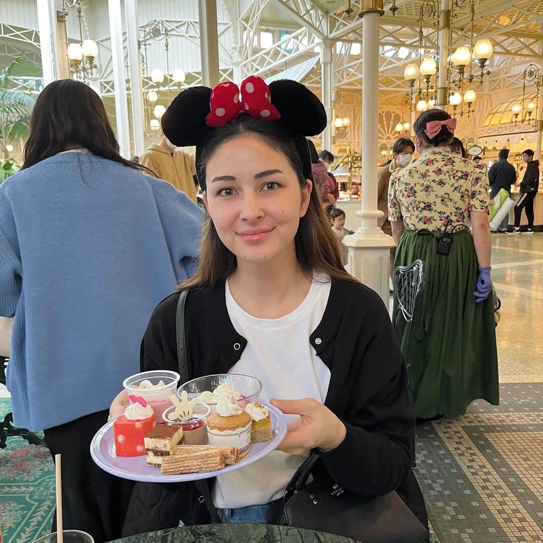 Shinjyu Lou Reid/リード真珠のインスタグラム：「Disney Land💕💕💕💕  知る人ぞ知るJCB2カードハプニングを乗り越えた後の、 デザート全種類手に入れた満足げな私♡  美女と野獣は2時間待ちだったので、念願のDPAパス買って待ち時間短縮⏰  3月下旬の大混雑日にも関わらず、 パレードは3個全て見れたし アトラクションも10個以上は乗れたんじゃないかな🥹💕  次はミラコスタに泊まろうね、やっぱホテル楽しかったね🏨といまだに夫と思い出話が弾みます♡♡♡  Youtubeにも ディズニーの様子をアップロードしました💕夫がこつこつと編集頑張ってくれて、可愛らしい動画に仕上がってます🎥  Had some trouble with my credit card to use all of my Disney points but that was solved so I got all of the desserts first before eating an actual meal 🥰  Beauty and the Beast ride is our most favorite ride and we didn’t want to wait in line so we bought the DPA pass and it was WORTH IT 🏰  We are very looking forward for our next trip and I really don’t know why I am so obsessed with Disney 😂🔥」