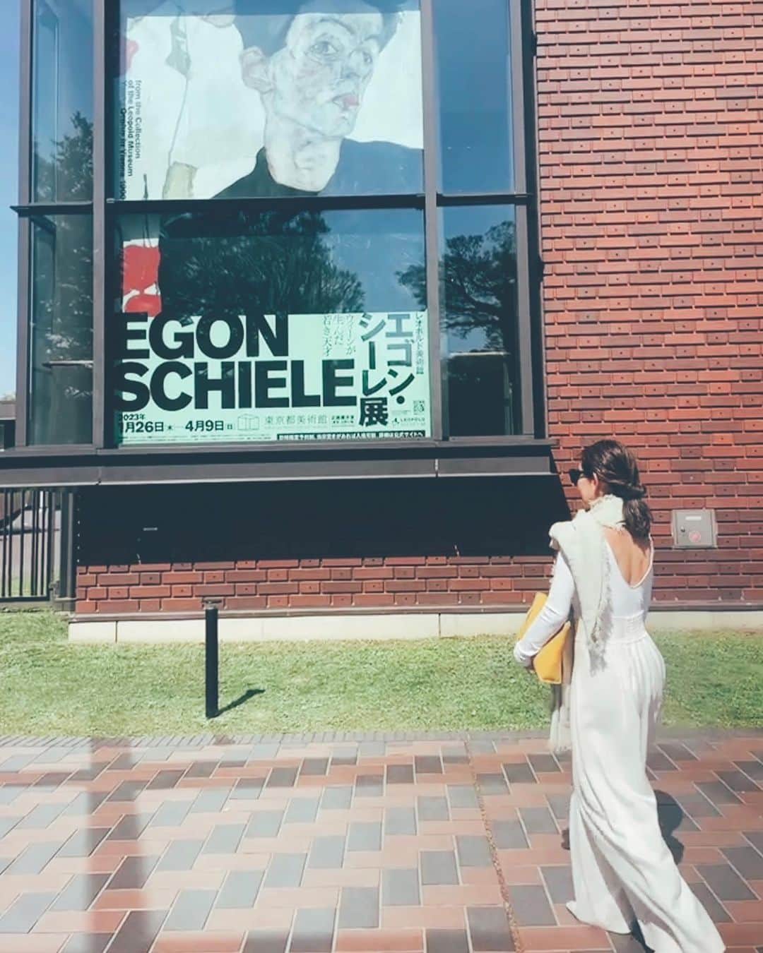 白澤貴子のインスタグラム：「Egon Schiele taught me many things.  この日の３つの学び。  人の発する光の色味。 何かを伝えたいときはあれもこれも欲張らない。 エゴンシーレ展と周辺駐車場は平日でも激混み。」