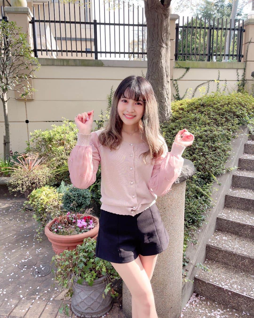 戸奈あゆみのインスタグラム：「最近、嬉しいなって思うことは、ご飯行こー！って言ってくれる友達が、なんか増えたことです😆💓  誰かと仲良くできることって、当たり前じゃないからこそ！ 私と仲良くしてくれている方々には感謝しかないなぁって思います❣️  そんなこんなで、今日も今日とて大学院とお仕事頑張ります〜🥰  #japanesegirl #japanese #girl #photography #portrait  #selfie  #被写体 #自撮り #自撮り女子  #自撮り界隈 #model #写真 #フリーモデル #ポートレート女子 #モデル #撮影モデル #大学院 #大学院生」