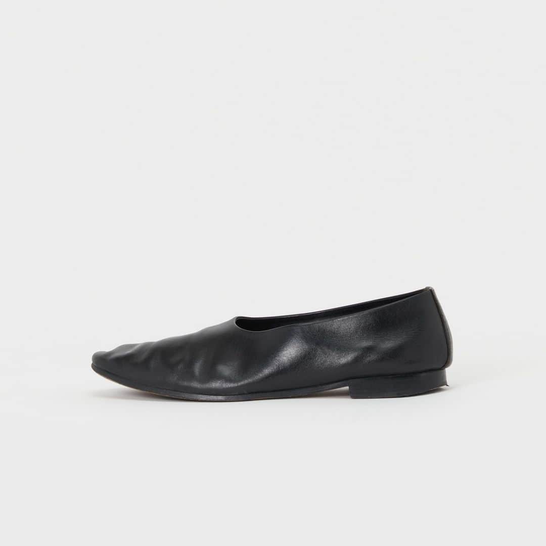 エンダースキーマのインスタグラム：「“case study” model: foot cast///slip on color: black older: 23 months  “foot cast” is a self-modeling product that allows you to mold leather shoes for your own feet.  #casestudy #footcast #henderscheme #スキマ」