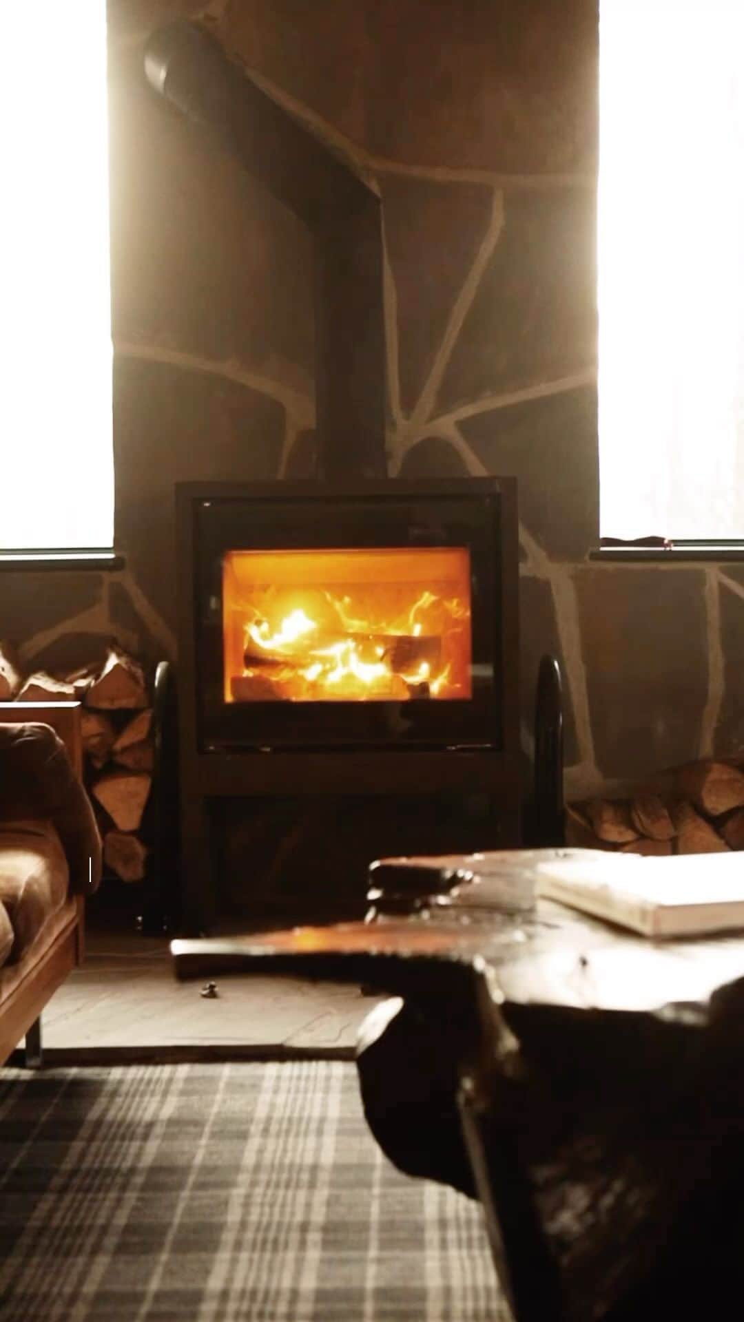 FOLKのインスタグラム：「Peace, a fireplace, books, silence ... Before this was seen as one philistinism. Now these are dreams of a lost paradise. #liveauthentic」