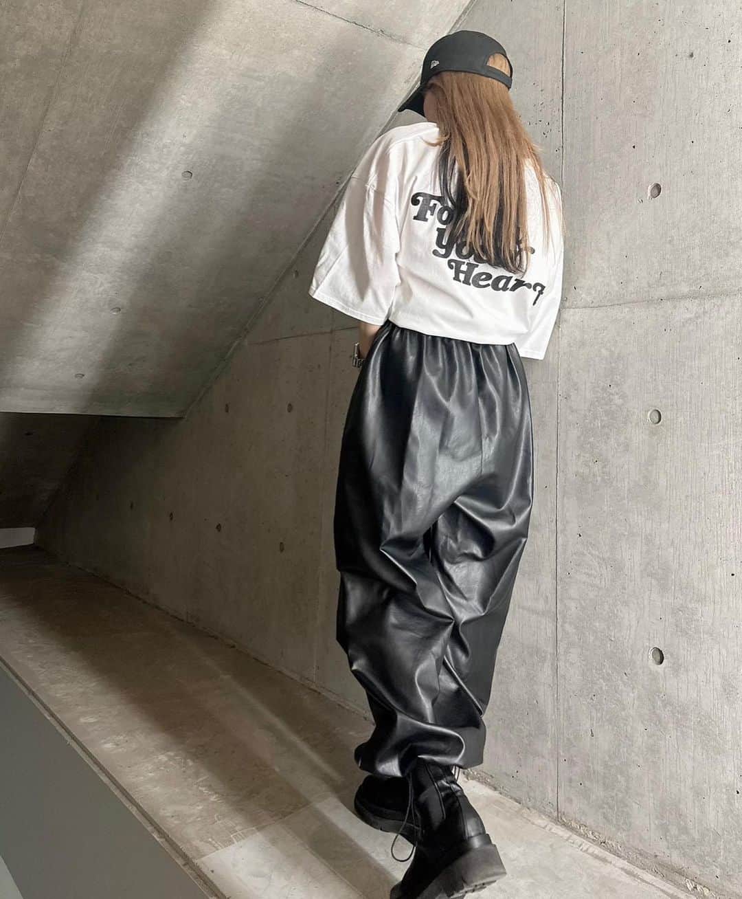 Select Shop MIRROR9さんのインスタグラム写真 - (Select Shop MIRROR9Instagram)「. ✔︎ Follow your heart Tshirts/3color ¥8,300(tax in)  ✔︎ Faux leater wide pants ¥13,200(tax in)  model @coco_mirror9  162cm  #MIRROR9 #ミラーナイン」4月6日 11時01分 - mirror9official