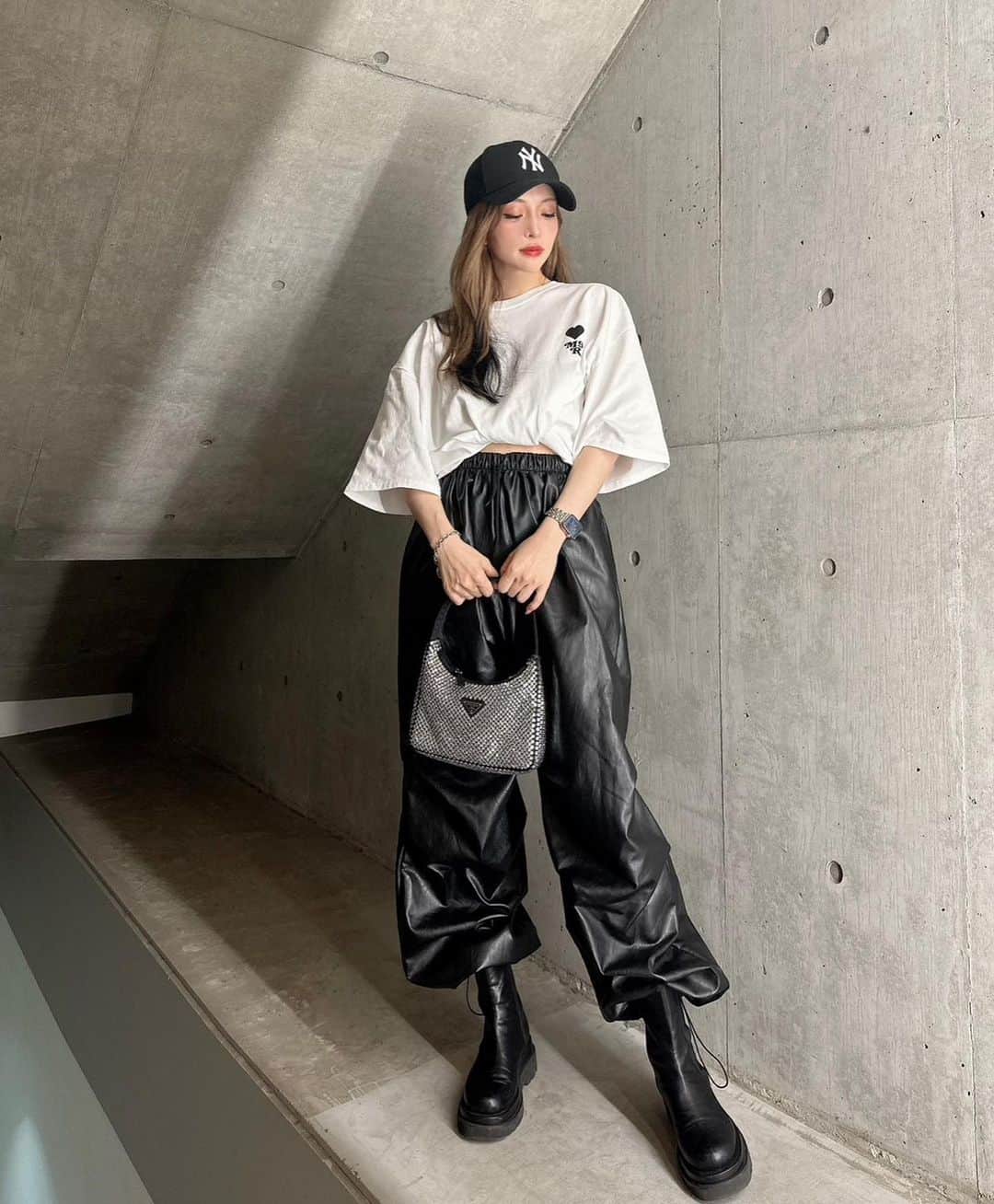 のインスタグラム：「. ✔︎ Follow your heart Tshirts/3color ¥8,300(tax in)  ✔︎ Faux leater wide pants ¥13,200(tax in)  model @coco_mirror9  162cm  #MIRROR9 #ミラーナイン」