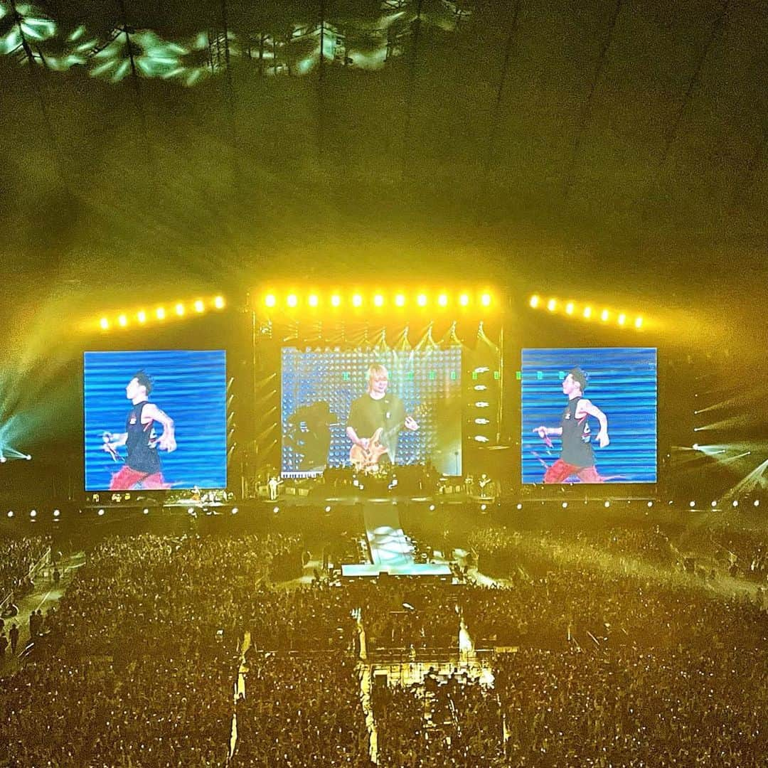 柴田幸子さんのインスタグラム写真 - (柴田幸子Instagram)「🎤🎸🥁🎹♡  【ONE OK ROCK LUXURY DISEASE JAPAN TOUR】  マスクなし！声出し！5.5万人のシンガロング！ すべて戻ってきました😭🙌🏻✨ どれだけ待ってたことか、、おかえりなさい！  彼らのLIVEに初めて行ったのが 2013年5月の人君TOUR＠横アリ🎸 そこからハートを射抜かれたまま あっという間の10年  10年間も変わらず好きでい続けさせてくれる 存在がいること  それどころか毎回どんどん好きが増していく そんな存在ができるなんて！ この飽きっぽいわたしに。笑  10年前に衝撃を受けたClock Strikes 昨日も最高のロングトーンを響かせて 全く色褪せない衝撃  神セトリで涙溢れちゃうその音楽はもちろん やっぱり私は彼らの時代を切り拓いていこうとする その姿勢が、生き様が大好きで  10年経った今もハートを射抜かれたまま。笑  そんな存在がいてくれることの幸せ 本当にありがとう  今週の番組で1曲おかけしながら LIVEのお話したいと思いますー！  ストーリーにマジで上がった⤴️曲 貼っときます！！ ネタバレなるから嫌な人は見ないでください。笑  お写真・動画はご本人からの撮影許可があったので  そして大阪からこーじ来たよ！！！ （ごめん唇ピンクなってる、、笑）  まじでさいこーの一言です。笑  焼肉ランチして宮下パークでのんびりして LIVEに熱狂して  楽しすぎる1日をありがとう お互い1年分の報告しました。笑  どこにでも一緒に遊びに行ってた この感じ 懐かしくて涙出ます、、（元彼違います。）笑  1日の最後にさらに泣けるほど嬉しいLINE届いて  少しずつでも成長できているのかなって スピードめちゃ遅いのだけど。笑  こういう1日があるから 人生ってとてもステキで愛おしい♡  今日からまた頑張りますー！  #oneokrock #oor #luxurydiseasejapantour2023  ・ ・」4月6日 11時11分 - shibata_sachiko