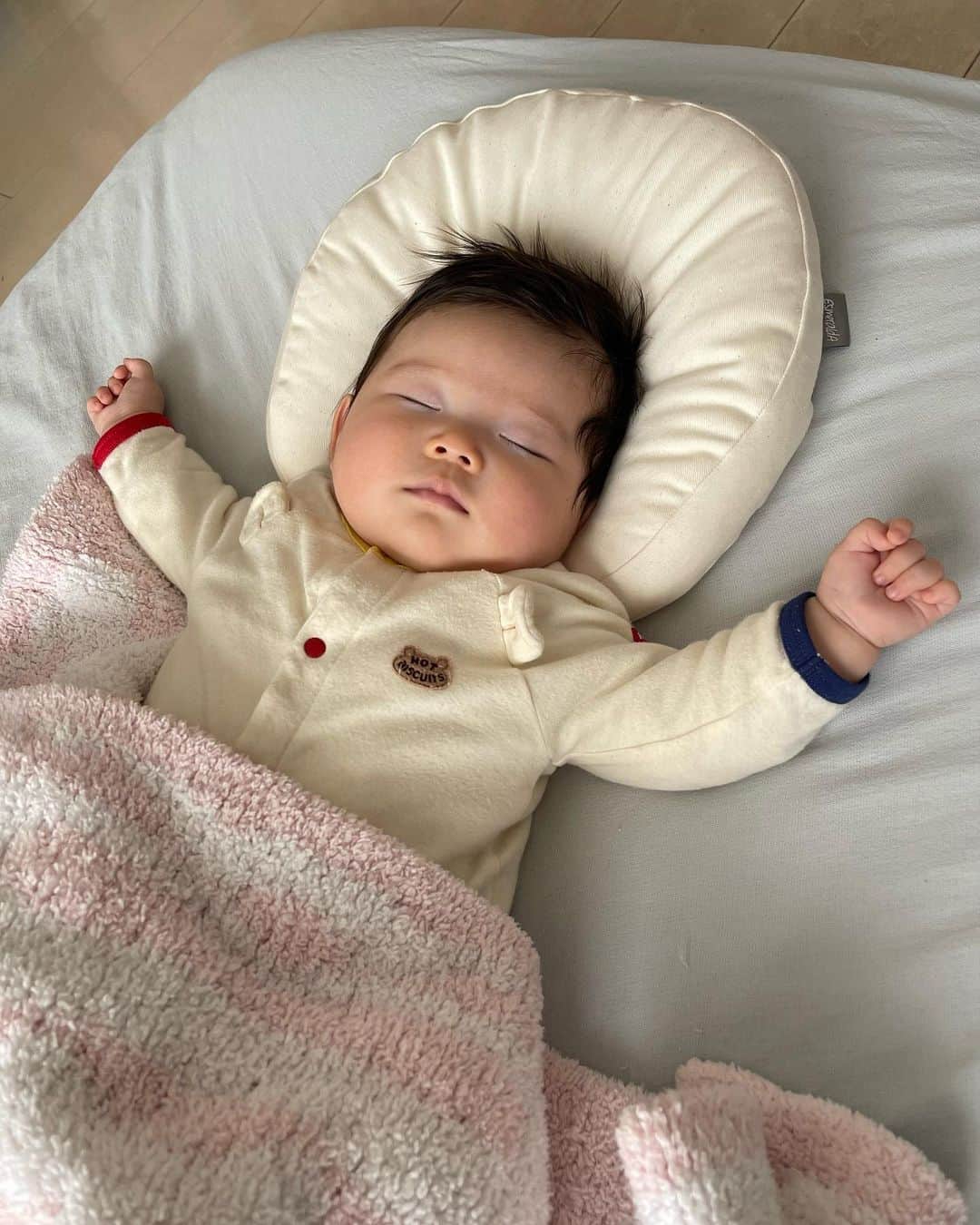 平野 早矢香さんのインスタグラム写真 - (平野 早矢香Instagram)「明日4月7日(金)は #テレビ朝日 #グッドモーニング #生出演です ・ 明日からグッド！モーニングに復帰します✨😊 番組復帰はもちろんですが、アナウンサーや番組スタッフの皆さんにお会いできるのがとっても楽しみ😆よろしくお願いいたします🍀 ・ #本格的に #仕事復帰 #ペースは調整しながら #家族の協力のもの #頑張ります #娘 #スクスク成長中 #3ヶ月 #7キロ越え #オムツはサイズアップかな😂 #お気に入りの #ミキハウス #ファーストメリー #優しい音色 #よく見て #音楽を聴きながら #コテン😪 #頭の形が気になって #ドーナッツ枕 #購入しました #頭が丸いから #すっぽりハマってるw #予防接種は #2回終わりました #もちろん #ギャン泣き😭 #一歩ずつ成長していこうね👶」4月6日 11時11分 - sayakahirano0324