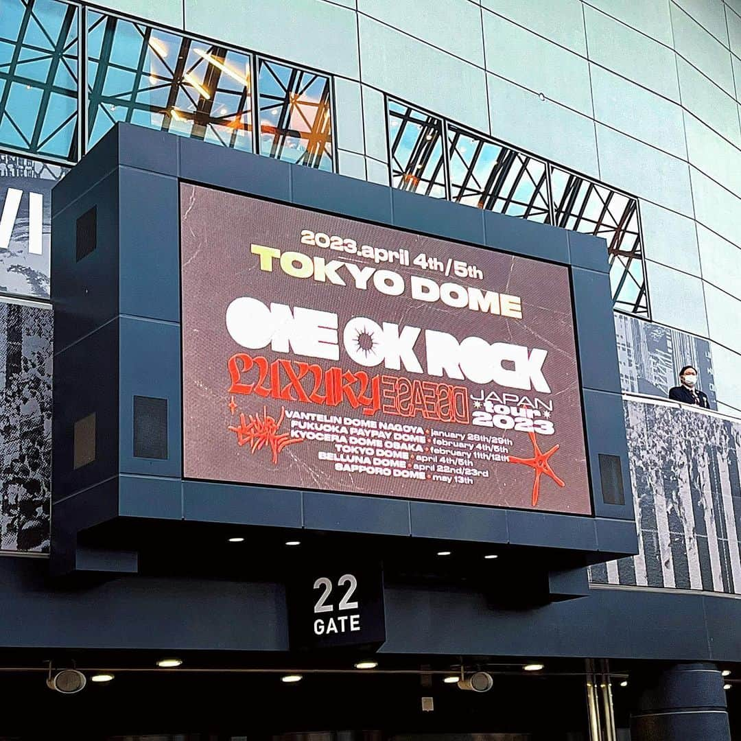 柴田幸子さんのインスタグラム写真 - (柴田幸子Instagram)「🎤🎸🥁🎹♡  【ONE OK ROCK LUXURY DISEASE JAPAN TOUR】  マスクなし！声出し！5.5万人のシンガロング！ すべて戻ってきました😭🙌🏻✨ どれだけ待ってたことか、、おかえりなさい！  彼らのLIVEに初めて行ったのが 2013年5月の人君TOUR＠横アリ🎸 そこからハートを射抜かれたまま あっという間の10年  10年間も変わらず好きでい続けさせてくれる 存在がいること  それどころか毎回どんどん好きが増していく そんな存在ができるなんて！ この飽きっぽいわたしに。笑  10年前に衝撃を受けたClock Strikes 昨日も最高のロングトーンを響かせて 全く色褪せない衝撃  神セトリで涙溢れちゃうその音楽はもちろん やっぱり私は彼らの時代を切り拓いていこうとする その姿勢が、生き様が大好きで  10年経った今もハートを射抜かれたまま。笑  そんな存在がいてくれることの幸せ 本当にありがとう  今週の番組で1曲おかけしながら LIVEのお話したいと思いますー！  ストーリーにマジで上がった⤴️曲 貼っときます！！ ネタバレなるから嫌な人は見ないでください。笑  お写真・動画はご本人からの撮影許可があったので  そして大阪からこーじ来たよ！！！ （ごめん唇ピンクなってる、、笑）  まじでさいこーの一言です。笑  焼肉ランチして宮下パークでのんびりして LIVEに熱狂して  楽しすぎる1日をありがとう お互い1年分の報告しました。笑  どこにでも一緒に遊びに行ってた この感じ 懐かしくて涙出ます、、（元彼違います。）笑  1日の最後にさらに泣けるほど嬉しいLINE届いて  少しずつでも成長できているのかなって スピードめちゃ遅いのだけど。笑  こういう1日があるから 人生ってとてもステキで愛おしい♡  今日からまた頑張りますー！  #oneokrock #oor #luxurydiseasejapantour2023  ・ ・」4月6日 11時11分 - shibata_sachiko