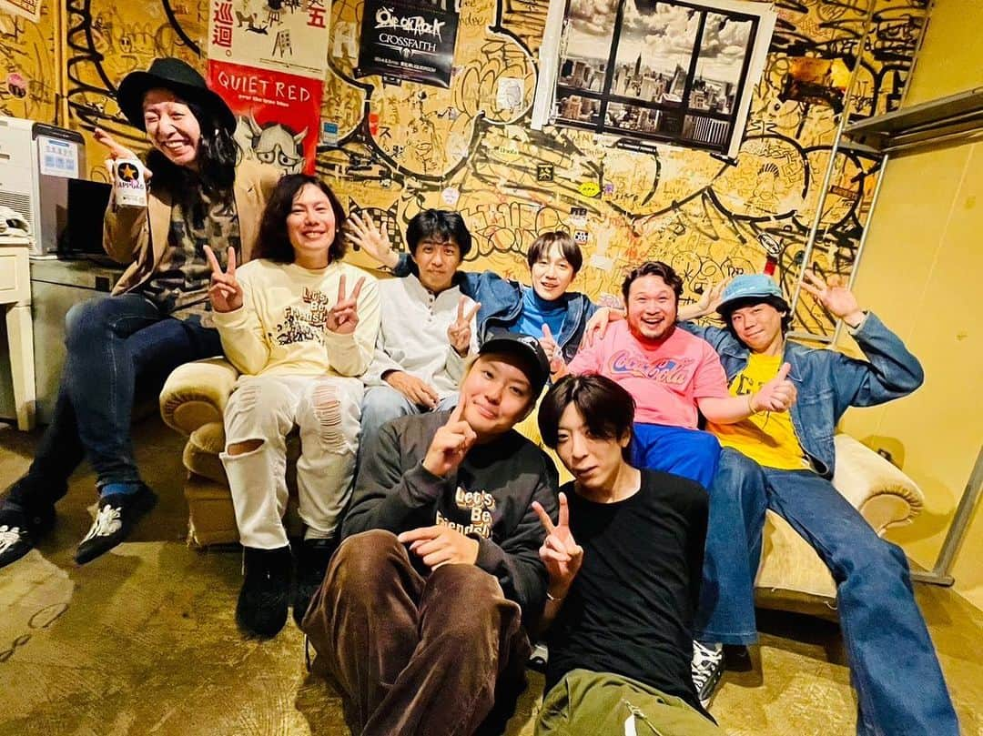 THE BAWDIESのインスタグラム：「「LET'S BE FRIENDS! TOUR」メチャクチャにモミクチャに楽しいですよ！！ 昨夜の対バンTENDOUJIもセンスが日本を飛び出した明るい天才！ポジティブなパワーを全開で放つバンドが集まると、、本当に本当にキラキラする！会場全体が絶対笑顔になってくれたはず！凄いパワーだよ！  そしてメチャクチャに仲良くなりました！同じ中学の部活に通う先輩後輩くらいにはなれたと思うぞ！  今後の絡みも間違いなくあります宣言！🙋‍♂️  いやぁー本気で大好きなバンド！  TENDOUJIありがとう！参加してくれた皆さんありがとう！  ということで、連日ライブハウスが大祭り！最高の夜をお約束しますので、皆さま是非ご参加下さいね！  次は4/13(木) 心斎橋 BIGCATにてキュウソネコカミとの2マン！続いて14日は梅田 CLUB QUATTROにて夜の本気ダンスとの2マン！ご来場お待ちしております！来週もぜってぇ来てくれよな！🔥  #bawdies #thebawdies #tendouji #明るい天才 #hosoかわいい #森田直彦アワー笑っていいけど #letsbefriendstour #恵比寿liquidroom」