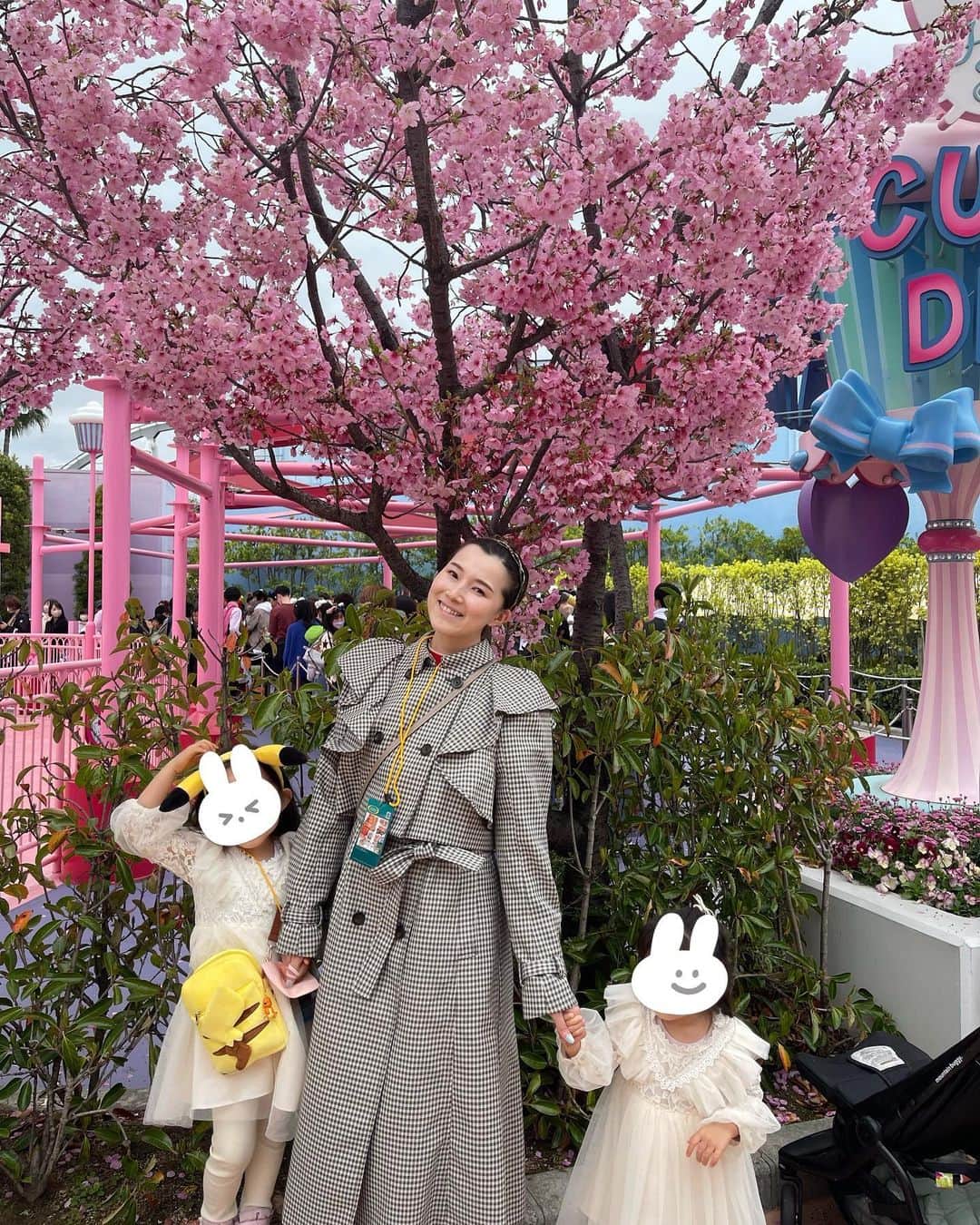 彩星りおんのインスタグラム：「春休みの想い出🌸  関西に帰省して色々と遊んで参りました☺️ ユニバは大阪出身の私にとって学生時代から馴染みのある楽しいスポット！ 今は子供に合わせて幼児向けの乗り物コーナーしか回れませんが😅 それでも毎回十二分に楽しめております✨  最近はプリンセスよりもっぱらポケモンloverな長女にとってはある意味、ディズニーよりも夢の国かもしれません👩🏻 ちょうどポケモンパレードもやっていて(人が多すぎてあまり近付けませんでしたが…)とても嬉しそうでした🥰  そして夜はピーコックシアターでお食事とショーを堪能しました♪ ユニバの中にこんな場所があるなんて知らなかった〜。 マジックなども組み込まれており、親子３代で楽しめました✨  #ユニバ #usj #ピーコックシアター  #春休み2023」