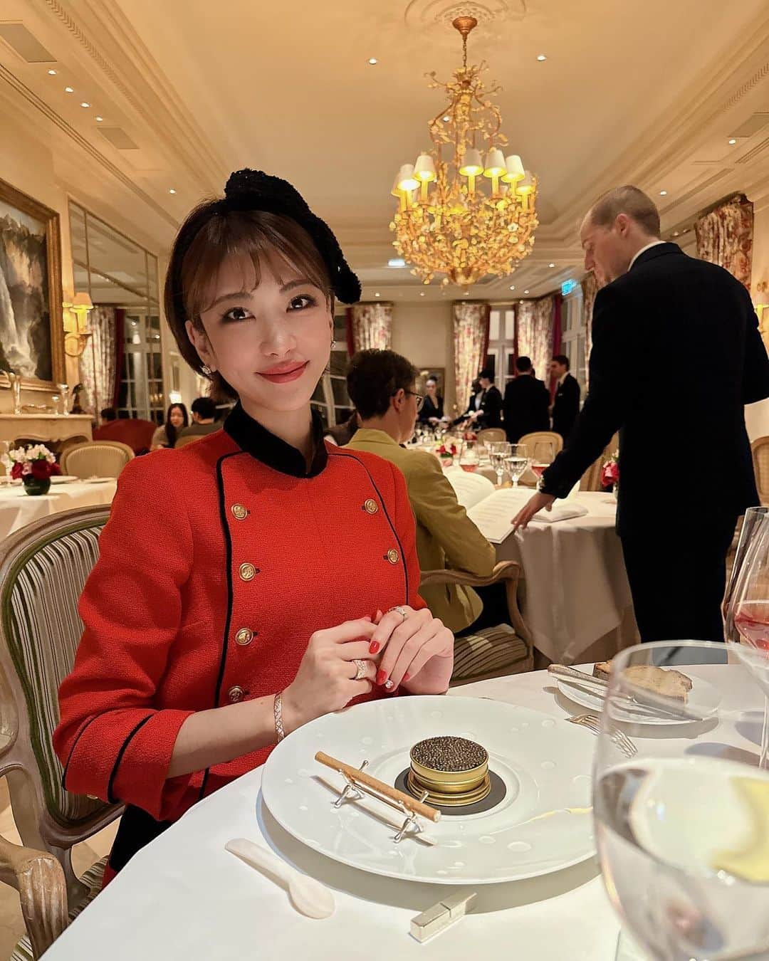 坂井雪乃のインスタグラム：「A special dinner at a three-star Michelin restaurant🥰🥂🍽🇫🇷❤️  フレンチの本場で三ツ星フレンチディナー🥹💓✨✨ spécialitéの牛の膀胱に鳥を詰めたお料理にびっくり😳🫣  たっぷりのキャビアにトリュフにチーズにetc...🤤😋✨  最高に贅沢な時間を過ごさせていただきました🥂❤️  #epicure #lebristolparis #lebristol  #Michelin #ミシュラン #michelin3stars  #michelinstar  #フレンチ #Paris #パリ #yukino_travels」