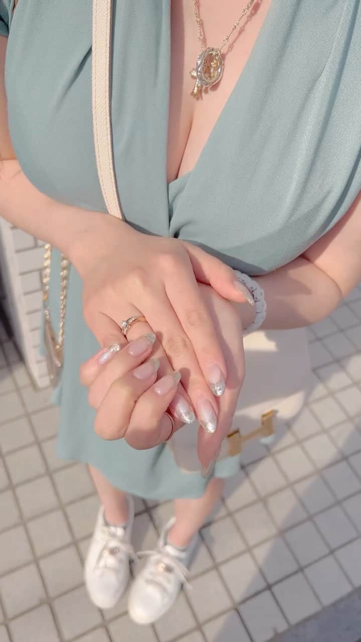 ゆーちゃんのインスタグラム：「@vena_nail.r  今回も完全おまかせしたら 天才的可愛いが出来上がった🥺❤︎  @edit.gel ここのジェルがすごく相性良くて 今までで一番可愛い発色でお気に入り🫧🐋  削らないどんどん自爪が強くなる 駅徒歩1分ケアできるサロン🌿𓈒𓏸  ✼••┈┈••✼••┈┈••✼••┈┈••✼••┈  ゆち紹介特典💅 初回2,000円割引きから 更に、10%OFFｰ̀֊ｰ́ ✨  そしてマッサージやパックのサービス🎁🎉 ご予約は「ゆちのインスタみた」と添えて お店InstagramのDM/  telにて🐰☁️  ✼••┈┈••✼••┈┈••✼••┈┈••✼••┈  ※忙しくて頻繁にネイルサロン行けない ※爪が薄くて持ちが悪い ※爪を強くしたい ※ジェルをお休みしていて、 再開したいけど爪が薄くなるのは嫌 ※ささくれができやすい ※甘皮周りをしっかりキレイにしたい ※デザインを決められないから、 相談に乗って欲しい  こんな方におすすめ🕊 ͗  削らない最高級パラジェルで ネイルする度に自爪が強くなるんです不思議なくらいに 私の爪が健康に変化するんです🫶  爪のお悩み解決サロン ここはもはやエステです💅 ✼••┈┈••✼••┈┈••✼••┈┈••✼••┈   #子連れ #子連れ歓迎サロン #ネイル #ネイルサロン #学芸大学  #ネイルデザイン #ブライダルネイル #ネイルサロン #美容 #花嫁美容 #ママ美容 #ママファッション  #美甲  #美甲💅  #美甲設計  #美甲店  #美甲彩繪  #ネイリスト #スカルプネイル  #パラジェル #リラクゼーション #ネイルサロン東京  #💅🏻」