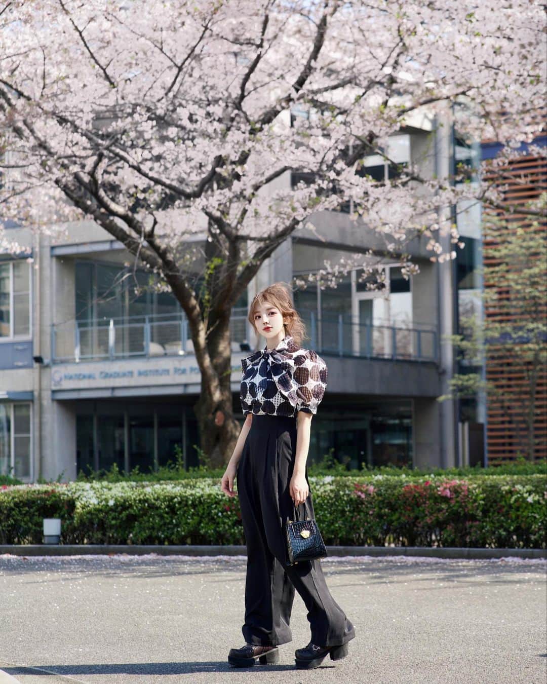 くまくまくまのインスタグラム：「・ 淡色コーデの方が桜と合う気がしてたけど、  ブラックコーデも意外と結構似合うがおー🖤  #今日のコーデ #セットアップ @graxia_official   #六本木#国立新美術館#花見スポット#花見#ブラックコーデ#春コーデ#春服コーデ#雰囲気女子#雰囲気推してください#桜スポット#桜# #韓国ファッション#ファッションコーデ#ootdshare#お出かけコーデ#大人かわいい#大人可愛い#大人可愛いコーデ#大人かわいいスタイル#大人カジュアルコーデ#カジュアルコーデ#韓国っぽ#韓国っぽコーデ#デイリーコーデ#ミラーレスのある生活#セットアップコーデ」