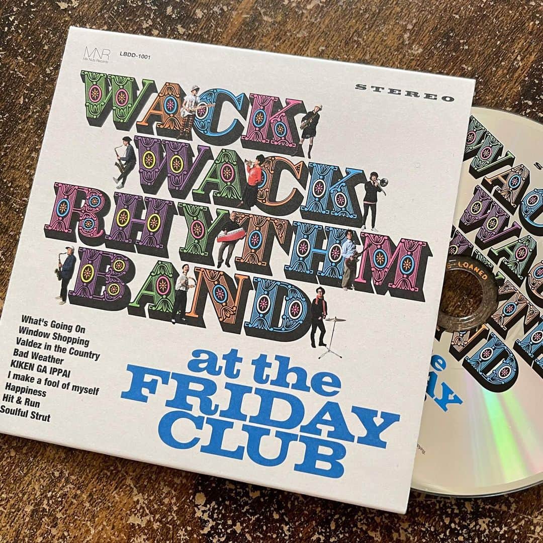 松田岳二のインスタグラム：「WACK WACK RHYTHM BAND. 結成30周年記念のカバーアルバムにコメントを寄せました。22歳くらいの時にこのバンドに出会っていなければ僕は楽器を演奏することは無かったと思う。 おめでとうーー！！！  以下コメントでーす！  WACK WACK RHYTHM BAND。DJと少しの表現方法しか持っていなかった20代前半の大学生に「僕も楽器を演奏してみたい」って思わせるには有り余るほどの衝撃だった。それはそれはカッコ良く、熱かった。彼らがその時に演奏していたのは紛れもないソウルミュージックインスパイアだったのに、まるでラモーンズみたいじゃん！とフロアの最前で身体を揺らしたのを憶えている。2023年、90年代前半の東京の空気を保ち続けるなんて不可能で構わないし、その必要はない。だけど、そういう風に懐かしく響く人もいるだろうし、全くの新しい音楽として聴いてくれる若者も沢山いるんだろうなって思います。この最高のカヴァー集、世界のDJやミュージックラヴァー達に愛されて様々なダンスフロアで鳴り響くことを願っています。 松田”チャーベ”岳二 (LEARNERS)」