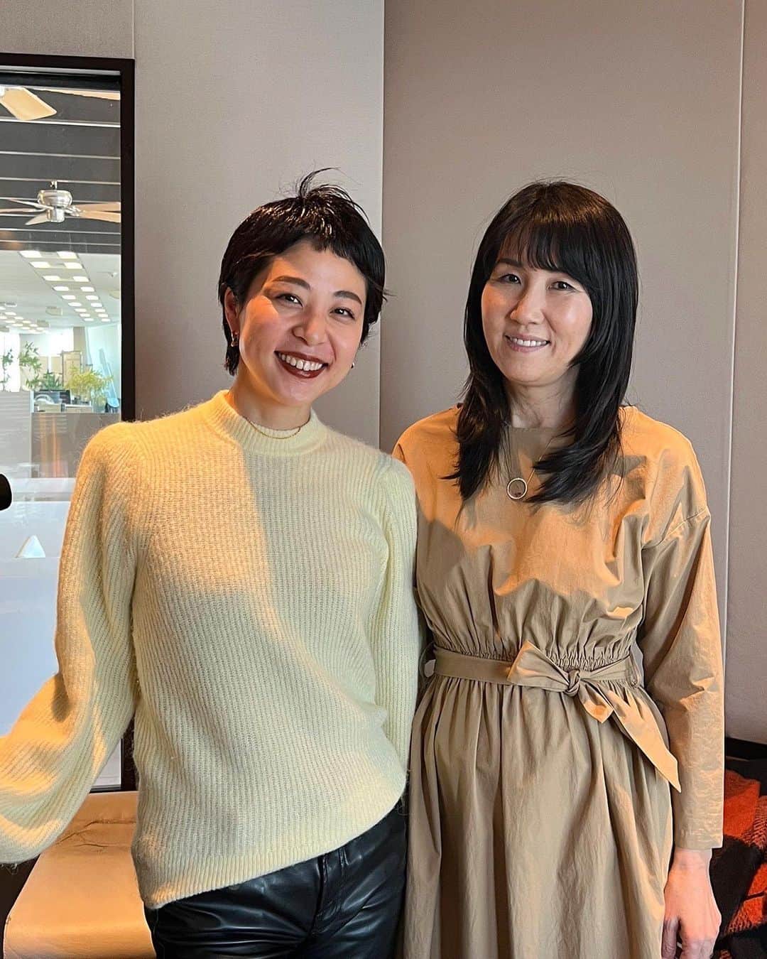 のインスタグラム：「#W敦子物語  ② （話の続き）私がこの事について話したいなと思ったのは植物療法士の森田敦子さんでした。@atsuko1705  お母さんの介護を見ていて大切にしてあげたいなと リアルに感じたことー。 病気を治したり私は出来ないけど、 いい香りで満たしてあげたり髪を梳かしたりは出来るはずだし 大切なことなはずだ、でもそれがコロナ禍のお見舞い制限や 色々な理由で上手くできなくて、 またこういう時に大切に考えられているのかもわからなくて 悶々😖とした時に、森田先生の 📕枯れないからだ📕を思い出して手に取りました。 . やっぱりこの人とお話してみたいな、とそう思いました。 病気や介護のことだけじゃなく、それも人生の一部だとしたら 女性の身体を持っていることそのものや、 だからこそ日頃から考えたいことー。などなど、 何か話せることがあるかもしれないな、と思いました。 女性としても、ひとりの人としてもたくさんの魅力と経験を持った森田先生。🌸 . 話してみて、自分も前に進めるかもしれないし、 文章で記録に残しておきたい。 今私に起こっているライフステージの変化も、感じている葛藤も全部、誰かの人生にもこれから起こる事かも知れないし、 それを過去に経験した人にとっては その時のことを思い出して気持ちをクレンジングする きっかけになるかもしれない、 だから本を作りたいなと思いました。 . まだこの時は漠然としたアイディアとエネルギーだけが自分の中にあったんだよね。 （続く） 前回の話は👉　#W敦子本 ＃ヘッドフォン外したてで🌱が ☺️笑笑 #2枚目の写真は2017年だよ」
