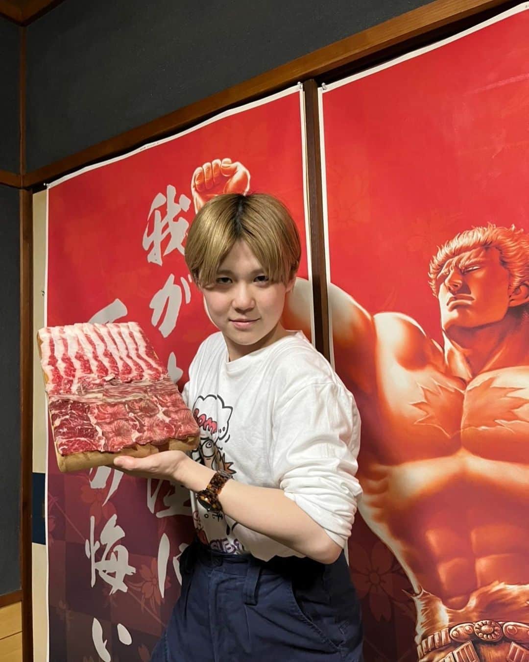 にぼしいわしさんのインスタグラム写真 - (にぼしいわしInstagram)「大人にすごい肉を食べさせてもらい、強くなりました 北斗の拳も本当に知らないです  #肉 #いわしの知らない世界」4月6日 11時25分 - niboshiiwashiiwashi
