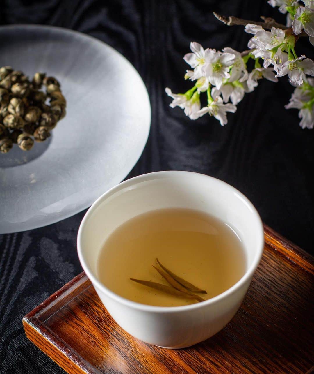 The Westin Osaka （ウェスティンホテル大阪）さんのインスタグラム写真 - (The Westin Osaka （ウェスティンホテル大阪）Instagram)「中国料理「故宮」では、今年は6月初旬に新茶の白龍珠（9窨）／はくりゅうじゅ（きゅういん）が福建省の茶農家さんより届きます。 　 ジャスミンの花で9回香りづけをし、口の中で華やかなジャスミンの香りと透明感のある優しい味わいが広がります。 メイン料理や食後にもおすすめです✨ リラックス効果のあるジャスミンの香りとともに、お食事をお楽しみください。   🔗 https://kokyu.westinosaka.com/ ご予約・お問い合わせは中国料理「故宮」まで TEL.06-6440-1065 ————————————————— #中国料理 #故宮 #中国料理故宮 #王料理長 #王憲生 #中国茶 #ジャスミンティー #ジャスミンパール #白龍珠 #九窨 #大阪 #osaka #梅田 #umeda #chineserestaurant #IMPERIALPALACE ————————————————— Tag @westinosaka to share your image with us.⠀ #WestinOsaka #ウェスティンホテル大阪」4月6日 11時27分 - westinosaka