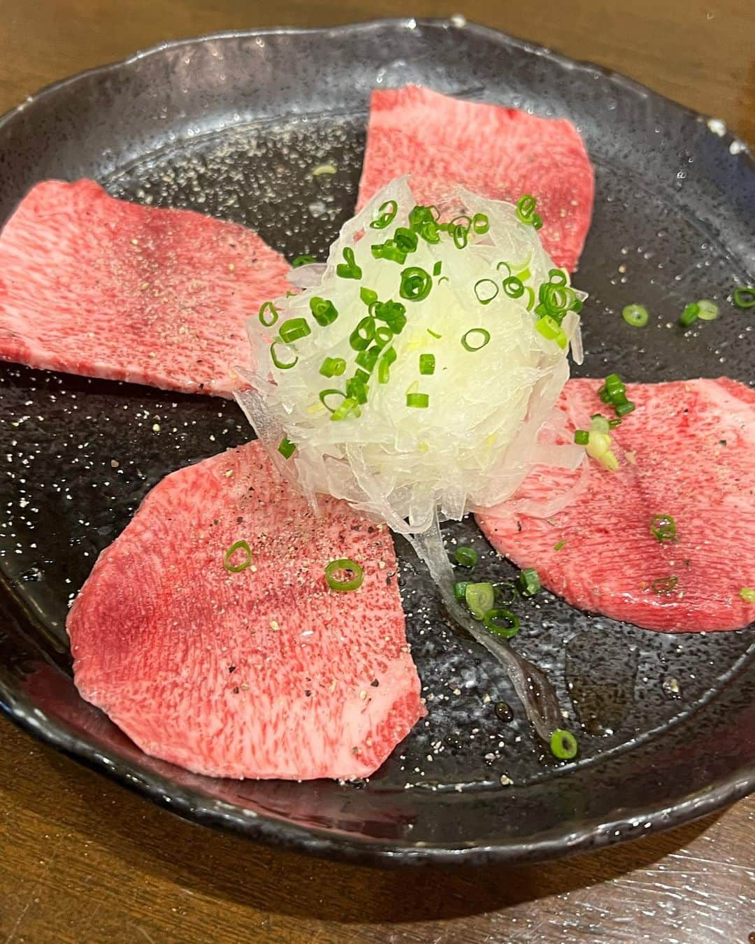 甘糟記子さんのインスタグラム写真 - (甘糟記子Instagram)「石垣島４日目、最終日の夕飯はやまもと！！  ここも毎回行く焼肉屋さん\(//∇//)\  とりあえずいつも混んでいるので、予約も2ヶ月くらい前に取る(≧∀≦)  安定の美味しさだけど、お肉が減ったような？（笑）  子供達はここの塩むすびが大好きで、1人2個ずつぺろりと食べてます(๑>◡<๑) 大人は赤むすび。 ちょいピリッとしてて、お肉に合う！  結構お腹パンパン食べたのに、帰りにお土産見てたら自販機で山羊刺し売ってるの見つけて買うパパ。 運転があって外では飲めないので、部屋でこれをあてにして飲むそうです（笑）  だけど、部屋に戻ってもまだまだ元気な子供達はパパを連れてホテルの広場でやってるライブを見に行ったり、卓球したり(≧∀≦)  本当に元気でびっくりするわ（笑）  最後の夜も楽しく過ごしました\(//∇//)\  #甘糟旅行石垣島#甘糟旅行#石垣島#沖縄#家族旅行#春休み#焼肉#やまもと石垣島 #息子殿姫#息子殿#姫」4月6日 11時37分 - norihey924