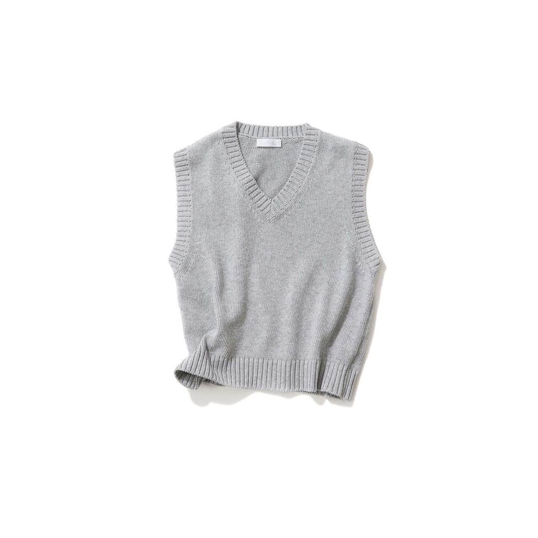 のインスタグラム：「・ New♦️Arrival・ ・ ◆ Flow フロー　／springニットベスト(Lt.Gray) ・ コットン、アクリル混のシンプルなニットベスト。 程よくゆとりのあるベーシックなデザインで、Tシャツなどとのレイヤードスタイルにオススメのアイテム。 一枚プラスするだけで一味違うコーディネートをお楽しみいただけます。  ・ #kkcloset #kkshop #菊池京子 #kyokokikuch #coordinate #code #ootd #outfit #kotd #カジュアル #style #fashion #ファッション #happy #春　#spring #ベスト　#ニットベスト　#gray #グレー　#simple #シンプル」