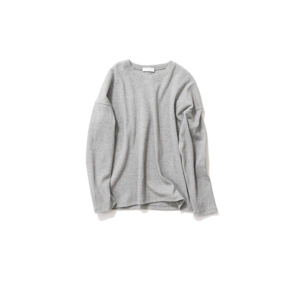 のインスタグラム：「・ New♦️Arrival・ ・ ◆ Flowフロー /ワッフルロングスリーブT（ｇray) ・ コットン100％のワッフル素材を使用したプルオーバーロングスリーブTシャツ。 ドロップショルダーのゆったりとしたサイズジングで、リラックス感のある軽い穿き心地です。 そして、速乾性にも優れ扱いやすく着回し力抜群なアイテム。 ベーシックな単色カラーでデイリーに活躍できる一枚です。 ・ #kkcloset #kkshop #菊池京子 #kyokokikuch #coordinate #code #ootd #outfit #kotd #カジュアル #style #fashion #ファッション #happy #春　#spring #sporty #tシャツ #ワッフルt #basic」