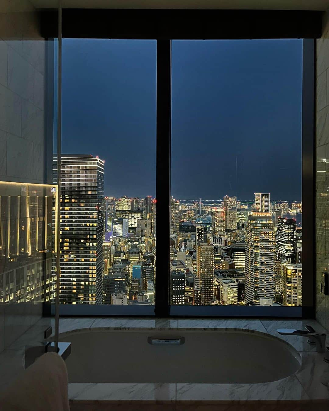 ホテルオークラ東京 Hotel Okura Tokyoさんのインスタグラム写真 - (ホテルオークラ東京 Hotel Okura TokyoInstagram)「Luxury stay with sparkling nightscape in Club Suite🌃 宝石箱のような東京の夜景を独り占め💎クラブスイートで贅沢ステイを🛁  “Club Suite” The Okura Prestige Tower 「クラブスイート」 オークラプレステージタワー  #夜景 #夜景スポット #ホテルからの景色 #夜景好きな人と繋がりたい #東京ホテル #ラグジュアリーホテル #theokuratokyo #オークラ東京  #nightscape #cityview#tokyocityview #bathroomgoals  #hotellife #hotelview #hotelsuite #hotelgoals #hotel #tokyohotel #luxuryhotel #lhw #lhwtraveler #uncommontravel #东京 #酒店 #도쿄 #호텔 #일본 #ญี่ปุ่น #โตเกียว #โรงแรม」4月6日 17時09分 - theokuratokyo