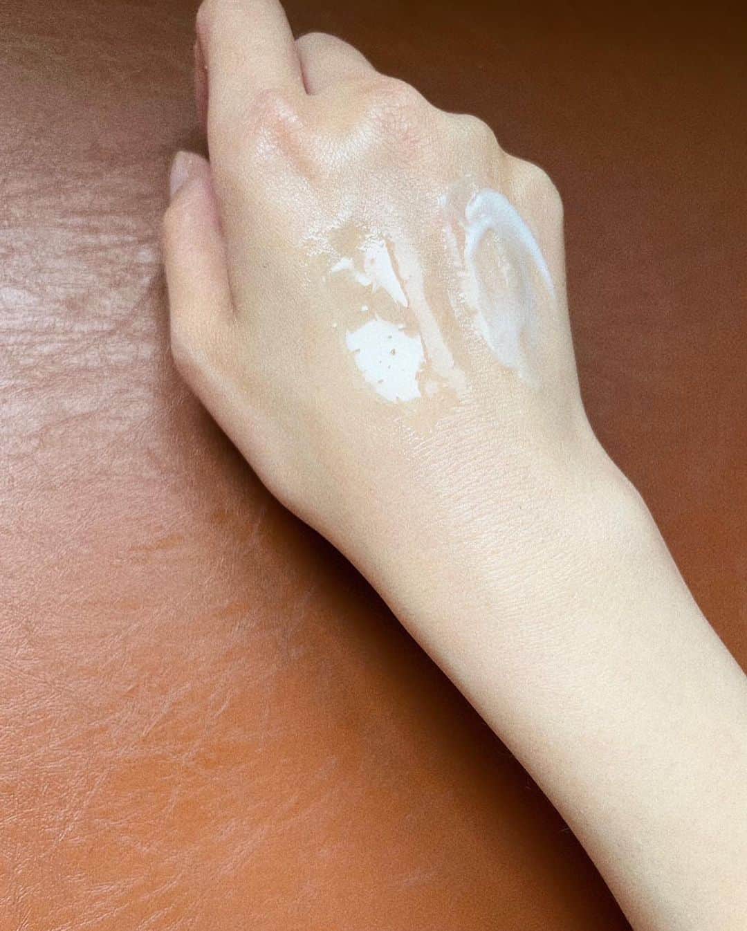 江本るり恵さんのインスタグラム写真 - (江本るり恵Instagram)「花粉で不安定な肌を改善するべくスキンケアを一新しました。🌿  使用しているのは4年ぶりにリニューアルしてパワーアップしたファンケルの美白化粧品ラインです。  @fancl_official  ブライトニング 化粧液（Ⅱしっとり）＜医薬部外品＞  ブライトニング 乳液（Ⅱしっとり）＜医薬部外品＞  あれた肌は約2倍シミになりやすいときいて早く治さなきゃと思いつつ、日差しが強くなってきたので美白*ケアのアイテムも使いたい、、と悩んでいたところ肌あれも美白*も同時にケアできるブライトニングに辿り着きました。  ①美白有効成分「ビタミンC誘導体」を含む、独自複合成分「アクティブビタミンCα」  ②肌あれケアする【有効成分】グリチルリチン酸ジカリウム  Wの有効成分が美白*と肌あれにアプローチすることで、シミになりにくい健やかな肌を叶えてくれるそうです。  (※乳液のみ乳液のみグリチルレチン酸ステアリル  さらに独自機能成分「ブライトコントローラー」を配合し肌を整え透明感ある肌へ導いてくれます。)  数週間使用して肌に水分が戻ってきたような気がしています。  とろみのあるテクスチャーですがしっかりと肌に浸透しているのを感じます☺️  乳液もしっかりとお肌に潤いを閉じ込めてくれているので朝までお肌がもちもちです！  紫外線も強くなりだし花粉や寒暖差で肌がゆらぎがちなこの時期にブライトニングで紫外線も肌あれもしっかりとケアしていきたいです♡  *美白とは、メラニンの生成を抑え、シミ・ソバカスを防ぐ効果のこと  #ファンケルブライトニング #ブライトニング #ファンケル」4月6日 17時02分 - emotorurie