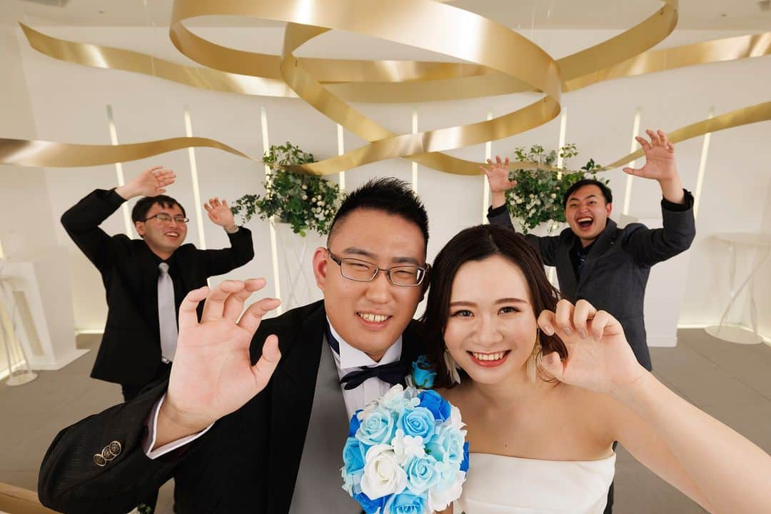 【公式】小さな結婚式さんのインスタグラム写真 - (【公式】小さな結婚式Instagram)「. @petit.wedding をフォローしてね♩ #小さな結婚式 をつけてのお写真投稿も大歓迎です♡ こちらの公式IGでリグラムさせていただきます＊ . ロイヤルブルーのブーケが よくお似合いになるおふたり♪  クラシカルな装いとは裏腹に 可愛らしいポーズに思わずキュンとします！  ご友人とともに今この瞬間が 幸せであることが伝わってきますね✨ . >>#小さな結婚式大宮店 . ——————— #petitwedding #ラヴィファクトリー #前撮り #結婚式 #プレ花嫁 #卒花 #家族婚 #少人数結婚式 #ウェディング #wedding #bridal #weddingdress #花嫁 #挙式 #結婚式準備 #式場探し #日本中のプレ花嫁さまと繋がりたい #結婚式の思い出に浸る会 #結婚準備 #埼玉花嫁 #ウェディングフォト #花嫁コーディネート #関東花嫁 #結婚式ブーケ #ウェディングブーケ #フォトウェディング #花嫁コーデ #おしゃれ花嫁」4月6日 17時03分 - petit.wedding