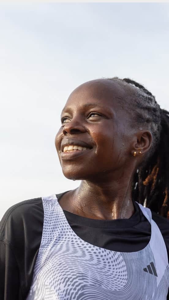 adidas Womenのインスタグラム：「The incredible journey of the Kenyan marathon runner @peresjepchirchirngeno .   She broke the women’s half-marathon world record when she was pregnant with her daughter Natalia, and in 2022, made history by winning the Boston Marathon, adding to her previous victories at the New York Marathon and Olympics, making her the first women to capture all three titles.   Watch her inspirational life story in her own words on adidas YouTube now. #impossibleisnothing」