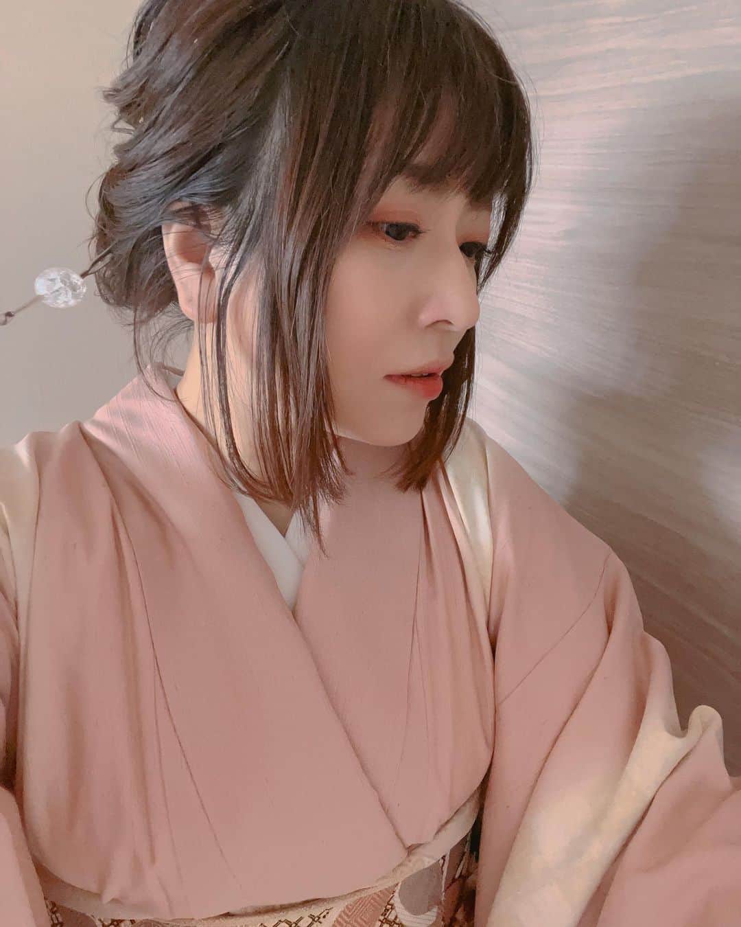 鈴華ゆう子さんのインスタグラム写真 - (鈴華ゆう子Instagram)「本日は紬の訪問着にて。 帯は、西陣織の袋帯でした。 淡いピンクがお気に入りです。 ヘアはボブが少し伸びたので、ハーフアップ気味に、ふんわりカールのおくれ毛です。 #鈴華ゆう子 #和楽器バンド #着物 #西陣織 #紬 #紬の着物 #訪問着 #kimono #yukosuzuhana #wagakkiband #着物ヘア #着物へアアレンジ」4月6日 17時07分 - yuko.suzuhana