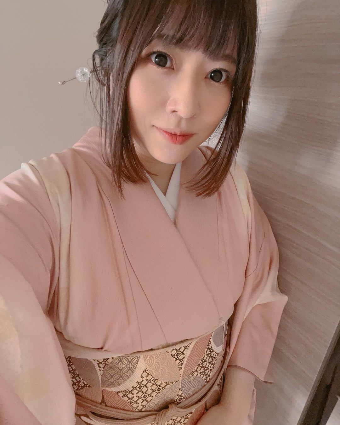 鈴華ゆう子さんのインスタグラム写真 - (鈴華ゆう子Instagram)「本日は紬の訪問着にて。 帯は、西陣織の袋帯でした。 淡いピンクがお気に入りです。 ヘアはボブが少し伸びたので、ハーフアップ気味に、ふんわりカールのおくれ毛です。 #鈴華ゆう子 #和楽器バンド #着物 #西陣織 #紬 #紬の着物 #訪問着 #kimono #yukosuzuhana #wagakkiband #着物ヘア #着物へアアレンジ」4月6日 17時07分 - yuko.suzuhana