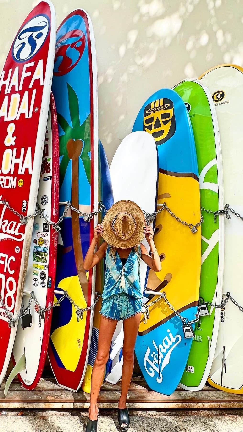 のインスタグラム：「📍Waikiki Oahu Hawaii ・ #hawaii#islandofoahu#oahu#ハワイ#trip #オアフ島#travel#loco_hawaii#travel_jp #funtorip#タビジョ#旅MUSE#genic_travel #genic_mag#たびねす#旅行#genic_hawaii #waikiki#ワイキキ#waikikibeach#ocean #honolulu#surfboard#beach#oahuhawaii #tabijyomap_hawaii#lealeahawaii#2023」