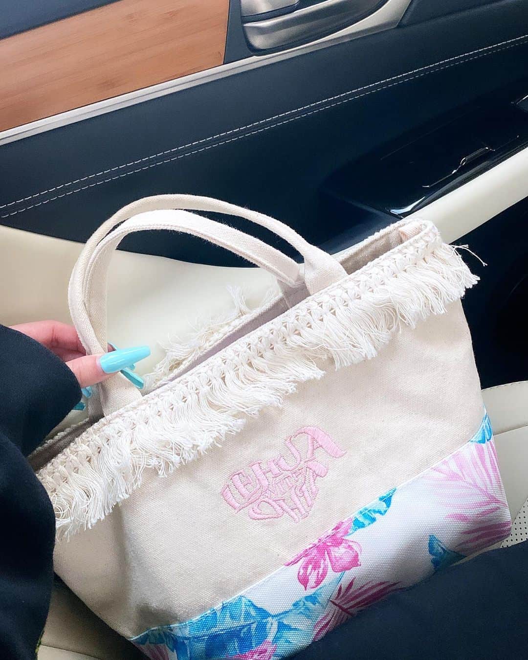 アンジェリカのインスタグラム：「☪️💗💗 ━━━━━━━━━━━━━━━ LEHUA✖︎seanergyコラボBAG最近 サブバックで愛用中💕💕💙 みんなkawaiiてゆってくれる🚡🤓🙏🏻 ━━━━━━━━━━━━━━━ @lehua__official  @lehua__tomo  @lehua_yusuke   #lehuaでリンク #lehuastyle #レフ活 #レフギャル」