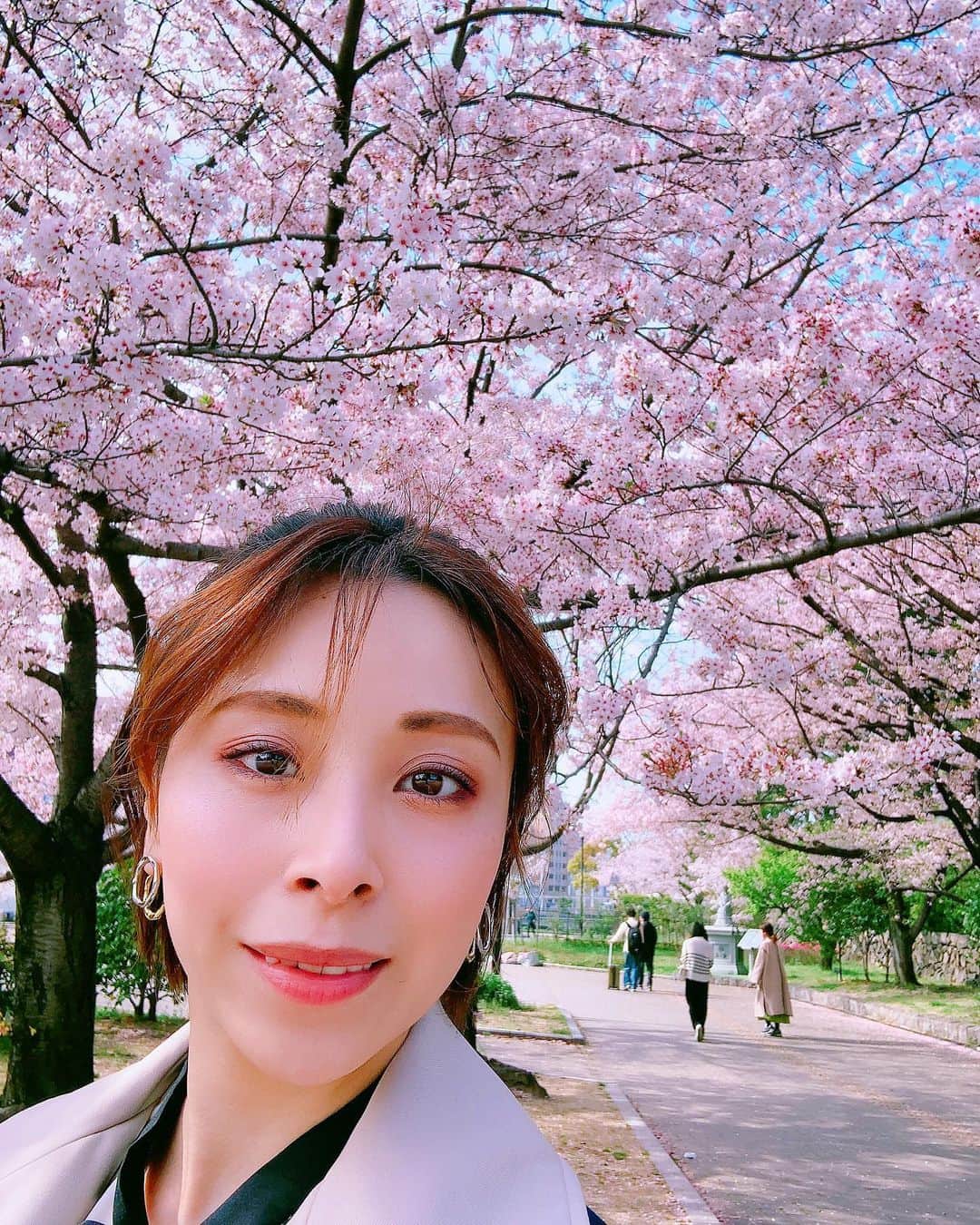 沙月愛奈さんのインスタグラム写真 - (沙月愛奈Instagram)「⁡ ⁡ コンサートの朝に小倉城のお散歩。 夜桜もいいけど、やっぱり青空に桜が映えるから昼間の桜の方が好き。   #小倉城  #桜まつり  #朝散歩  #青空と桜」4月6日 11時48分 - satsuki_aina_ayumi