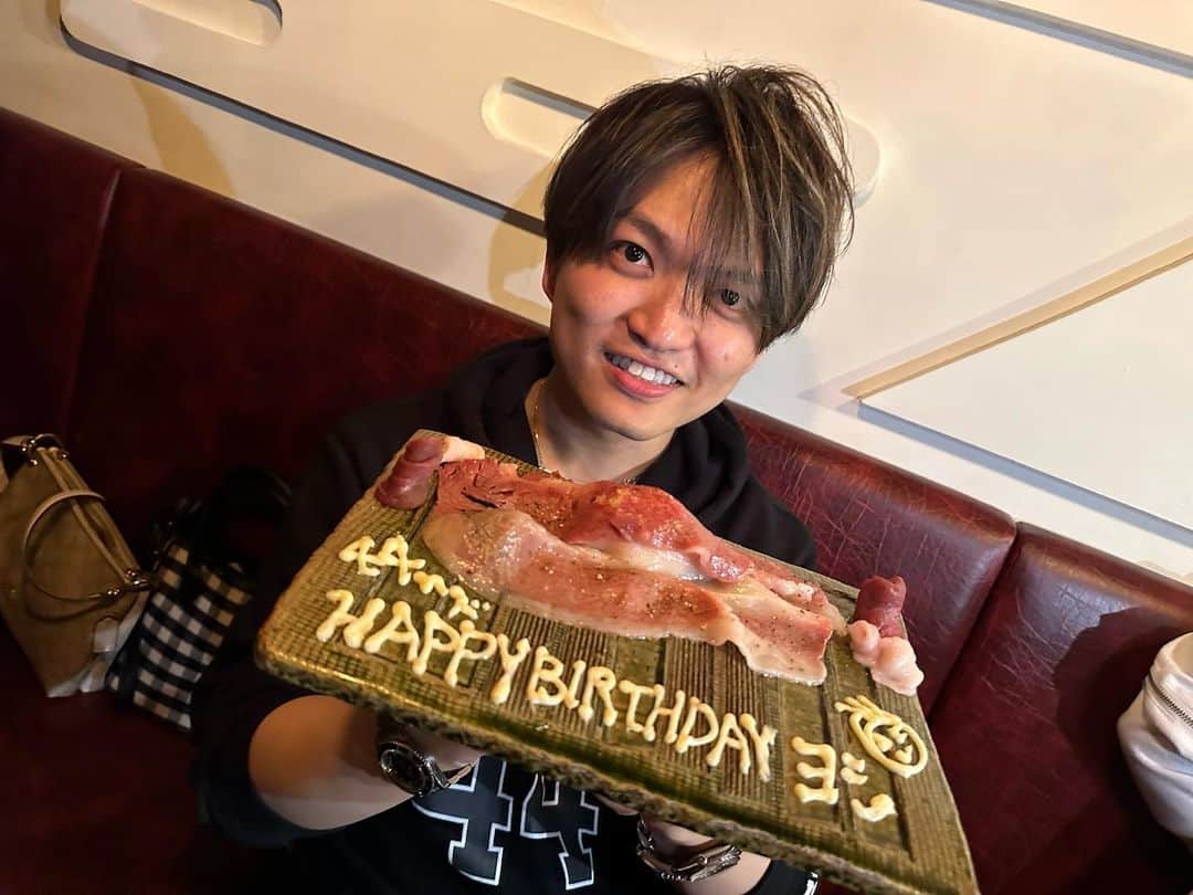 小石田純一さんのインスタグラム写真 - (小石田純一Instagram)「マジシャンのYOSHI君にお誘いいただいて【肉寿司】さんでお食事。4月4日で「44」で「ヨシ」なのでヨンヨンパーティーです。肉ケーキ初めてみました。ボーノ！  #肉寿司  #肉ケーキ  #yoshi さん #マジシャン  #マジシャンyoshi さん #肉」4月6日 12時03分 - koishida.trendy