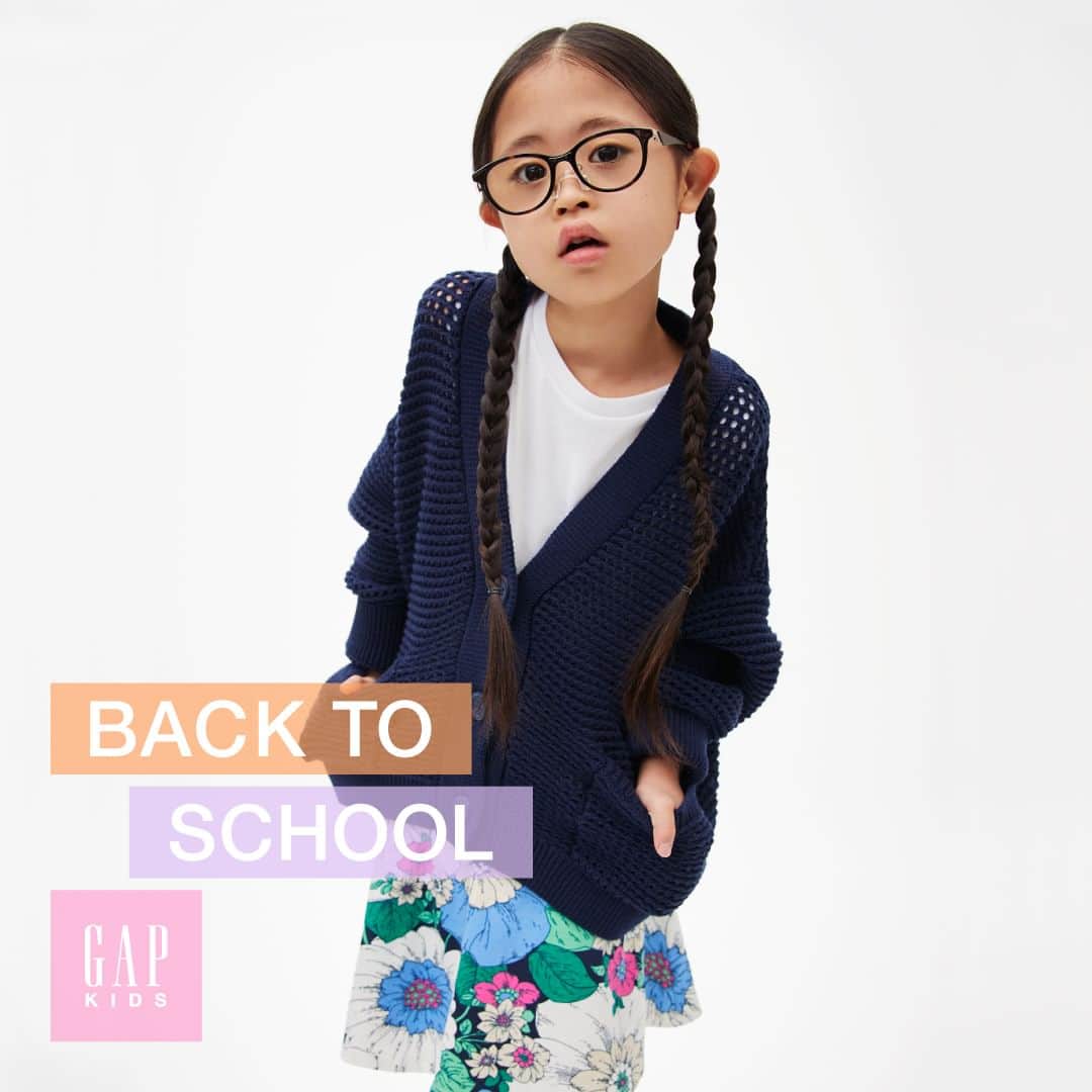GapKids_jpのインスタグラム：「ネイビーはスクールガールの鉄板カラー🏫 ホワイトのインナーでVラインをスッキリ見せつつ、大胆なフラワーモチーフのスカートでキュートさもプラス❤  COCO / ブラナンクラブ・モデルコンテスト 2022受賞  ＜着用アイテム＞ 60086500/Kids Girl スコート 55797700/Kids Girl カーディガン 54073504/Women's Tシャツ  #backtoschool #gapkids」