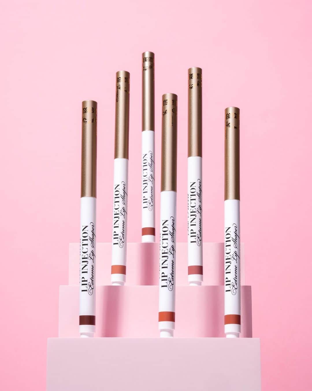Too Facedのインスタグラム：「OMG! 😍❤️ NEW Lip Injection Extreme Shapers! 😚 Plump & shape your lip line for a supersized look with this longwear, super-plumping liner 💋 Shop now from @sephora #toofaced #toofacedlipinjection」