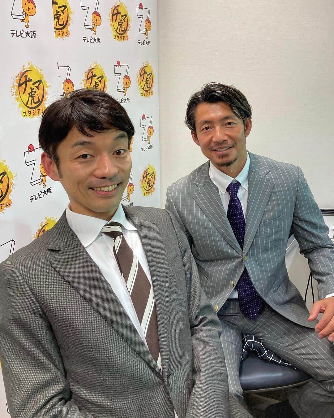 ウーデンジェニファー里沙さんのインスタグラム写真 - (ウーデンジェニファー里沙Instagram)「* 皆さん、こんにちは！  先日の『ナマ虎スタジアム』は ご覧いただけましたでしょうか？  阪神タイガース 開幕４連勝！！強いですね〜✨⚾️ 私もテレビの前で応援していました！  翌朝、広島から戻ってきた 前田拓哉アナウンサーと一緒に🤳 リポートとヒーローインタビューお疲れさまです😊  実況は、福谷清志アナウンサーでした🎤 写真から喜びが溢れ出ていますよ〜〜！  そして、解説いただいたのは 虎のレジェンド鳥谷敬さん✨ テレビ大阪ニュースのYouTubeチャンネルでは 鳥谷さんと一緒に昨夜の試合を 振り返る動画を配信しています！  こちらもぜひご覧くださいね☺️  #鳥谷敬 さん #福谷清志 アナウンサー #前田拓哉 アナウンサー #ナマ虎スタジアム #ナマ虎 #阪神 #4連勝 #おめでとうございます #テレビ大阪 #アナウンサー #ウーデンジェニファー里沙」4月6日 12時00分 - wooden_jennifer_tvo_official