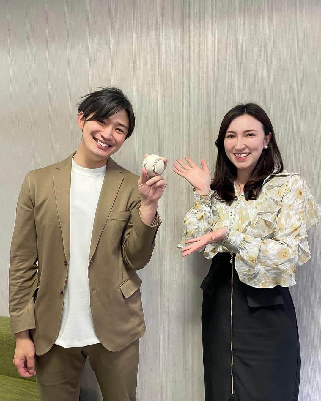 ウーデンジェニファー里沙さんのインスタグラム写真 - (ウーデンジェニファー里沙Instagram)「* 皆さん、こんにちは！  先日の『ナマ虎スタジアム』は ご覧いただけましたでしょうか？  阪神タイガース 開幕４連勝！！強いですね〜✨⚾️ 私もテレビの前で応援していました！  翌朝、広島から戻ってきた 前田拓哉アナウンサーと一緒に🤳 リポートとヒーローインタビューお疲れさまです😊  実況は、福谷清志アナウンサーでした🎤 写真から喜びが溢れ出ていますよ〜〜！  そして、解説いただいたのは 虎のレジェンド鳥谷敬さん✨ テレビ大阪ニュースのYouTubeチャンネルでは 鳥谷さんと一緒に昨夜の試合を 振り返る動画を配信しています！  こちらもぜひご覧くださいね☺️  #鳥谷敬 さん #福谷清志 アナウンサー #前田拓哉 アナウンサー #ナマ虎スタジアム #ナマ虎 #阪神 #4連勝 #おめでとうございます #テレビ大阪 #アナウンサー #ウーデンジェニファー里沙」4月6日 12時00分 - wooden_jennifer_tvo_official