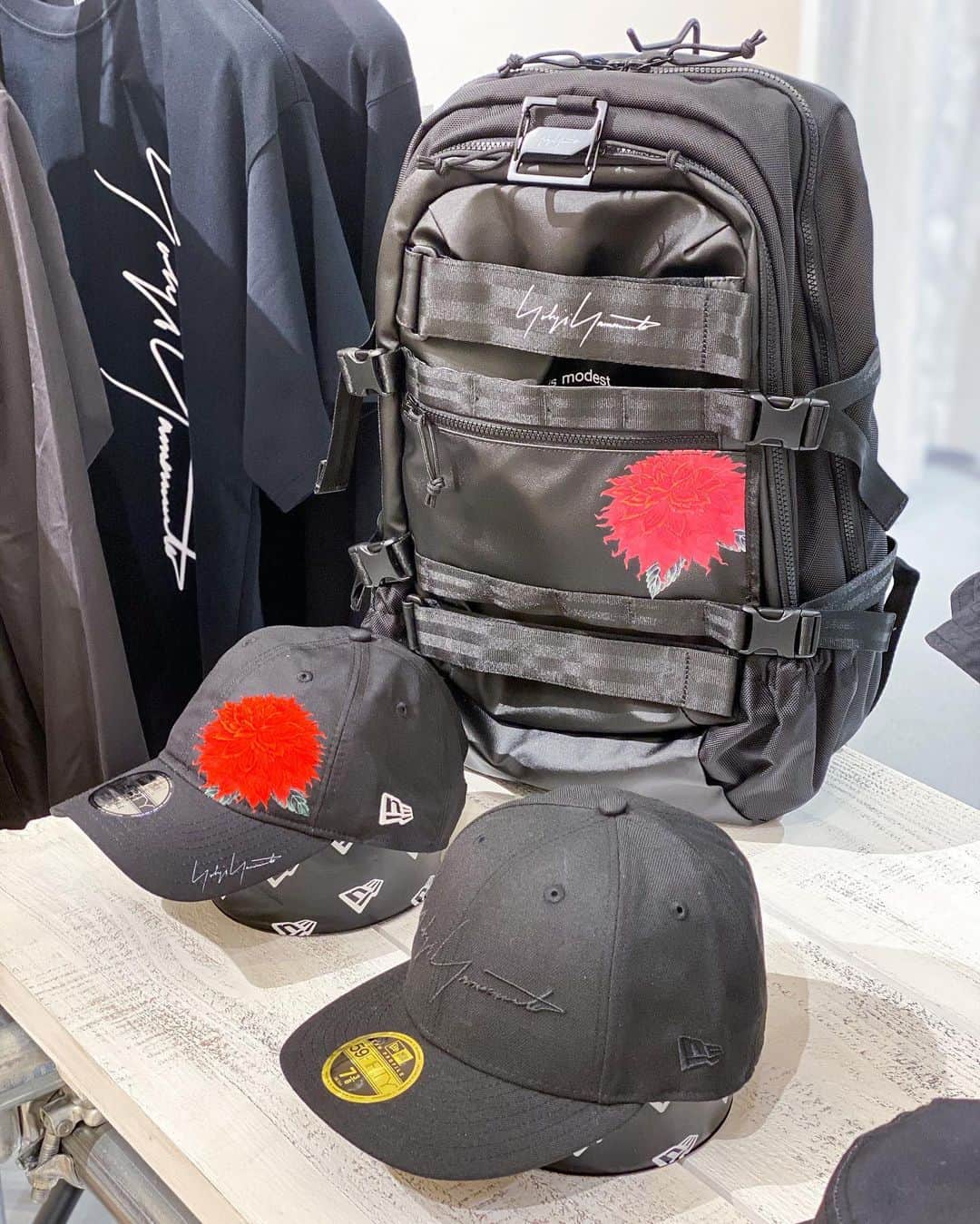 のインスタグラム：「. YOHJI YAMAMOTO POP UP STORE Until 4/11 At1F CotocotoStage11  「Yohji Yamamoto(ヨウジヤマモト)」がウィメンズ・メンズを取りそろえたコンバインショップを1F コトコトステージ11にて期間限定でオープン。 イベントでは、ポップアップストア先行商品のほか、フランス語で他に類をみないクリエーションを意味する"PIECE UNIQUE"をご紹介。 また、Yohji YamamotoとNew Era®のコラボレーションアイテムも登場。  詳しくはプロフィールURLからチェック！@hankyumode  #YohjiYamamoto #yohji #ヨウジヤマモト #hankyumode #hankyu #阪急百貨店 #阪急本店 #うめはん #ファッション #トレンドファッション #23ss #NewEra #ニューエラ #リュック #キャップ #Tシャツ #シューズ」