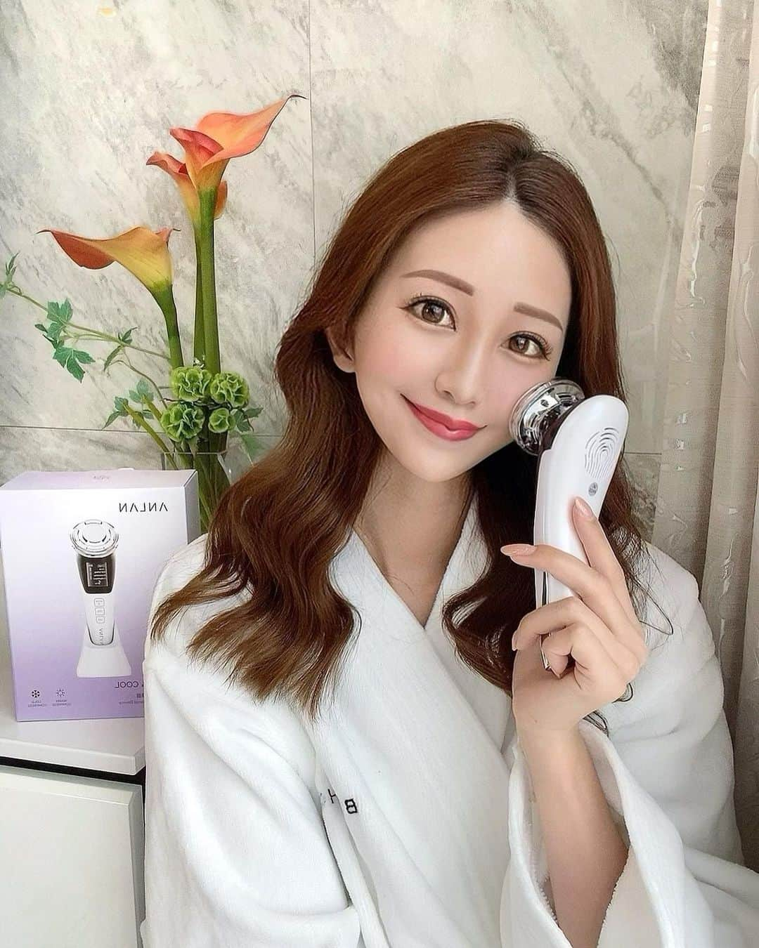 山下莉果さんのインスタグラム写真 - (山下莉果Instagram)「ANLAN温冷美顔器 @anlan_official_japan 💆‍♀️💓  こーれ凄いの😳❤️  5つのエステモード ♡Clean（クレンジング） ♡Cool（毛穴引き締め） ♡EMS Lifting（リフトアップ） ♡Moisturizing（保湿） ♡Col Synthesis（コラーゲン再生）  と  赤光❤️／青光💙を自由に組み合わせられるから、その日の肌の状態に合わせて最適なモードを選びながらケアできる美顔器😍！  赤光は、毛穴のケア✨ができて、 ほうれい線、くすみの改善に効果的で、肌の質を向上させる効果があるの🫶✨  青光はニキビ肌に効果的✨ ニキビを引き起こすバクテリアをクリーンにしてニキビや脂性肌の改善に繋げてくれるの🫶✨  タイマー機能付きで自動で止まるのも便利❤️  一回使っただけでもクレンジングだと毛穴も汚れもしっかりとれてるし、EMSはフルパワーだと痛いくらい効いてて、ひきあがってスッキリだし、保湿機能でもちもちだし、美顔器としてお安めだから本当おすすめ🫣❤️✨  🌸4月1日-4月7日 Qoo10メガポ🌸 Qoo10 ANLAN公式店の  4月ビッグセール 全店舗特価+20％OFF ✨ Mega Point還元+3種Shop Coupon✨ 最大7％OFF🎉✨  #Qoo10メガポ #Qoo10#ANLAN #ANLAN温冷美顔器 #ANLAN美顔器#多機能美顔器 #ANLAN家庭用美顔器#温冷美顔器 #多機能美顔器 #家庭用美顔器#美顔器 #EMS美顔器 #スキンケア #毛穴ケア #美肌#PR」4月6日 12時02分 - rikachannnn