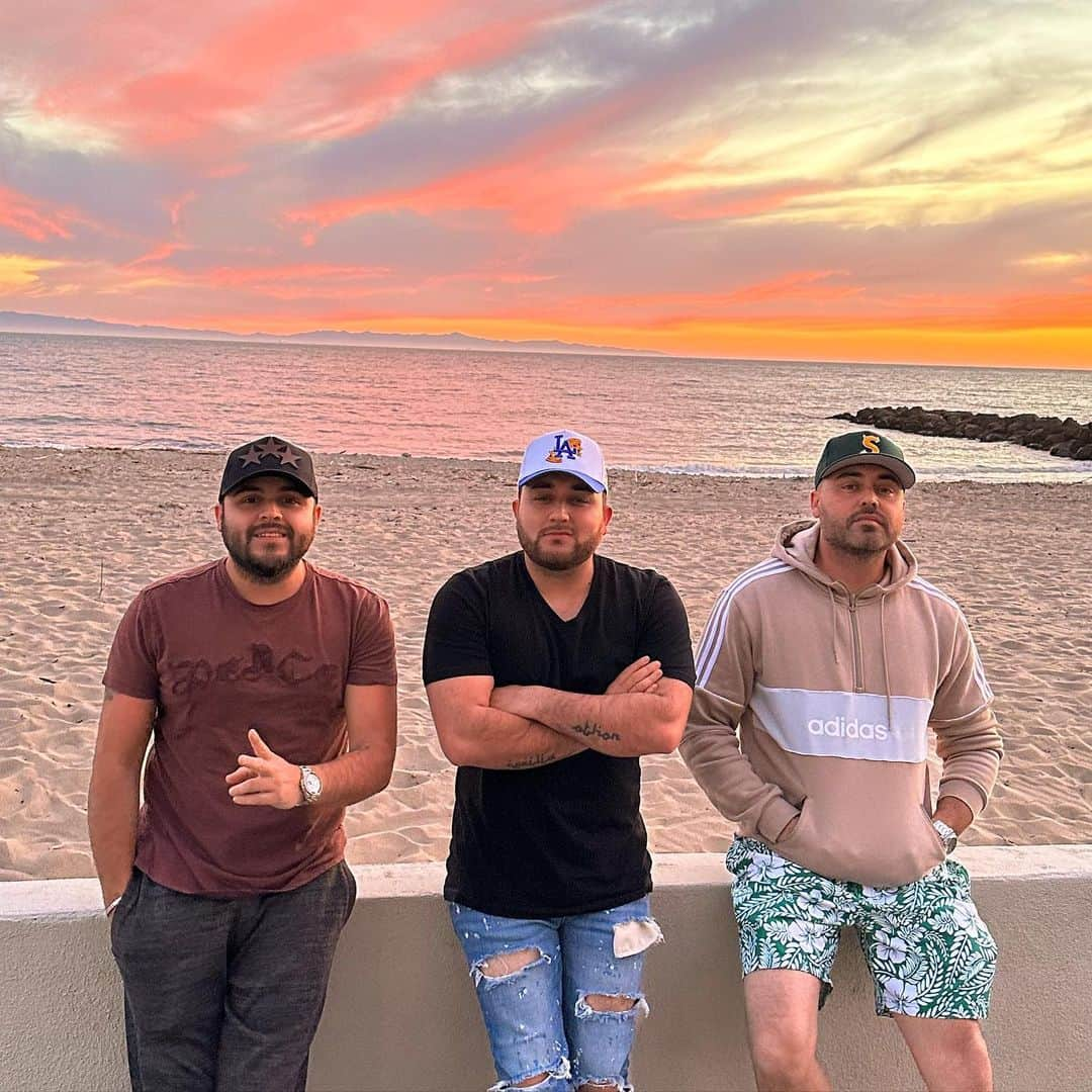 ケビン・オーティズさんのインスタグラム写真 - (ケビン・オーティズInstagram)「Qué a gusto me la pasé estos dias en compañia de mis carnales @gerardoortizoficial @bmusic003 #kevinortiz #gerardoortiz #willamortiz #familytime #playa 🙏🏻❤️」4月6日 12時01分 - kevinortizoficial