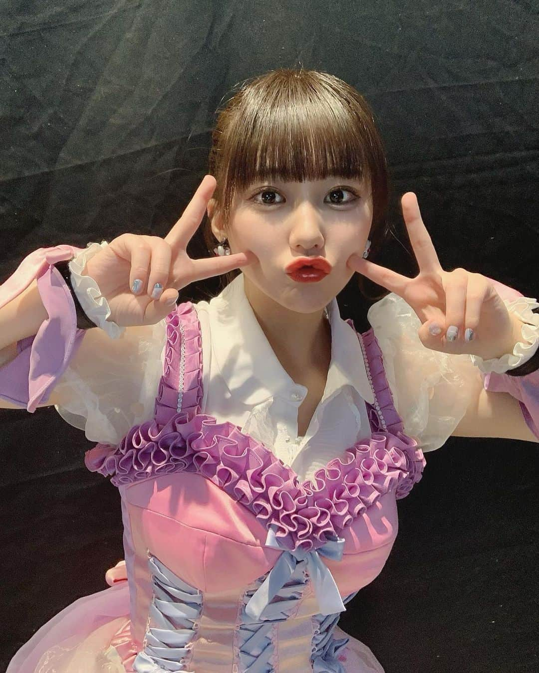 田中美久さんのインスタグラム写真 - (田中美久Instagram)「アイドルちゃんです♡ 推すなら今です😈💕💘  #上のボタン閉めるの忘れて #清楚系アイドル　 #とは違う感じになったの泣く　 #本番はちゃんと閉めた #あとスカート短すぎ #恥ずかしいけど #10年アイドル極めてると #バリアイドル全開で踊るねん #むしろ何歳になっても全然 #かかってこい　　  #にすれば #何でも許されると思ってた #ちなみに秋元先生は #ハッシュタグのこと #シャープっていってた ♯🥺、、、」4月6日 12時02分 - mikumonmon_48