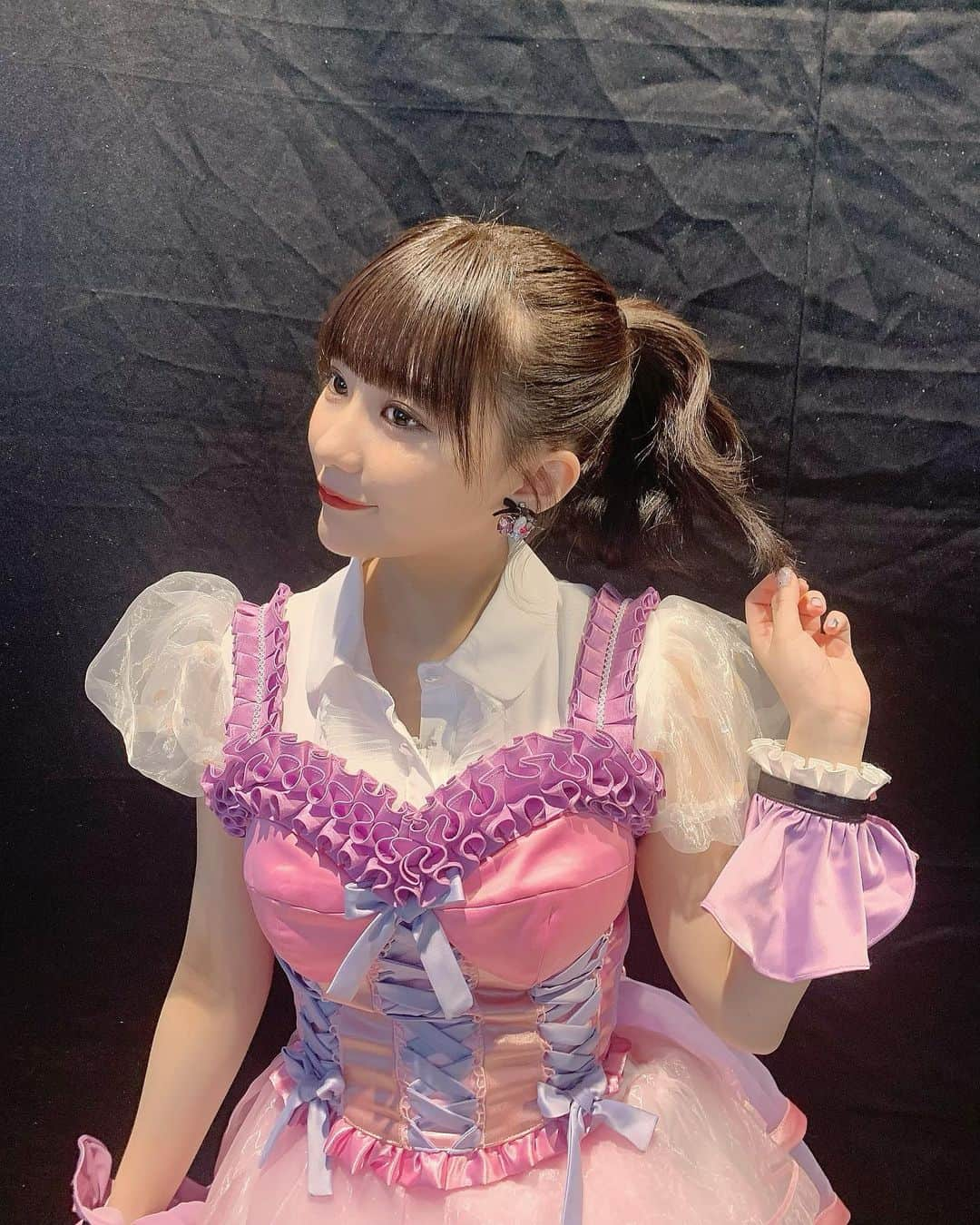 田中美久さんのインスタグラム写真 - (田中美久Instagram)「アイドルちゃんです♡ 推すなら今です😈💕💘  #上のボタン閉めるの忘れて #清楚系アイドル　 #とは違う感じになったの泣く　 #本番はちゃんと閉めた #あとスカート短すぎ #恥ずかしいけど #10年アイドル極めてると #バリアイドル全開で踊るねん #むしろ何歳になっても全然 #かかってこい　　  #にすれば #何でも許されると思ってた #ちなみに秋元先生は #ハッシュタグのこと #シャープっていってた ♯🥺、、、」4月6日 12時02分 - mikumonmon_48