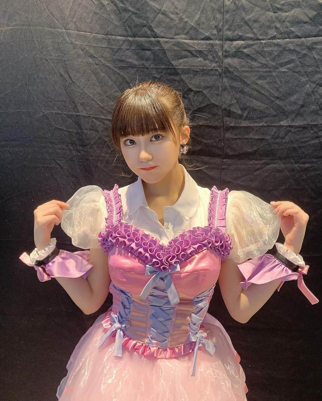 田中美久さんのインスタグラム写真 - (田中美久Instagram)「アイドルちゃんです♡ 推すなら今です😈💕💘  #上のボタン閉めるの忘れて #清楚系アイドル　 #とは違う感じになったの泣く　 #本番はちゃんと閉めた #あとスカート短すぎ #恥ずかしいけど #10年アイドル極めてると #バリアイドル全開で踊るねん #むしろ何歳になっても全然 #かかってこい　　  #にすれば #何でも許されると思ってた #ちなみに秋元先生は #ハッシュタグのこと #シャープっていってた ♯🥺、、、」4月6日 12時02分 - mikumonmon_48