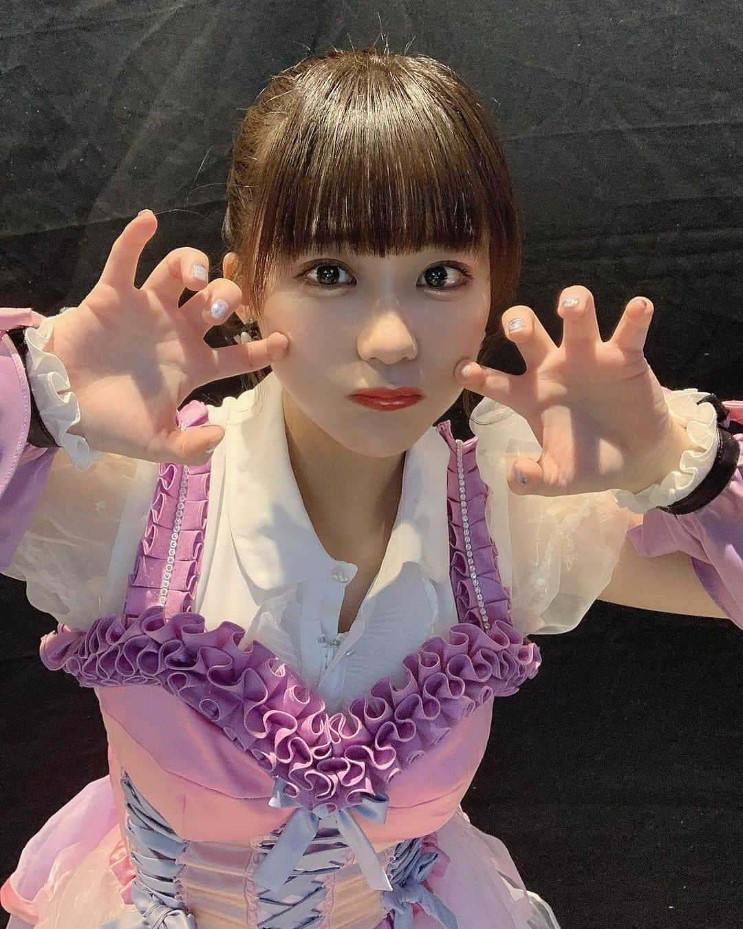 田中美久さんのインスタグラム写真 - (田中美久Instagram)「アイドルちゃんです♡ 推すなら今です😈💕💘  #上のボタン閉めるの忘れて #清楚系アイドル　 #とは違う感じになったの泣く　 #本番はちゃんと閉めた #あとスカート短すぎ #恥ずかしいけど #10年アイドル極めてると #バリアイドル全開で踊るねん #むしろ何歳になっても全然 #かかってこい　　  #にすれば #何でも許されると思ってた #ちなみに秋元先生は #ハッシュタグのこと #シャープっていってた ♯🥺、、、」4月6日 12時02分 - mikumonmon_48