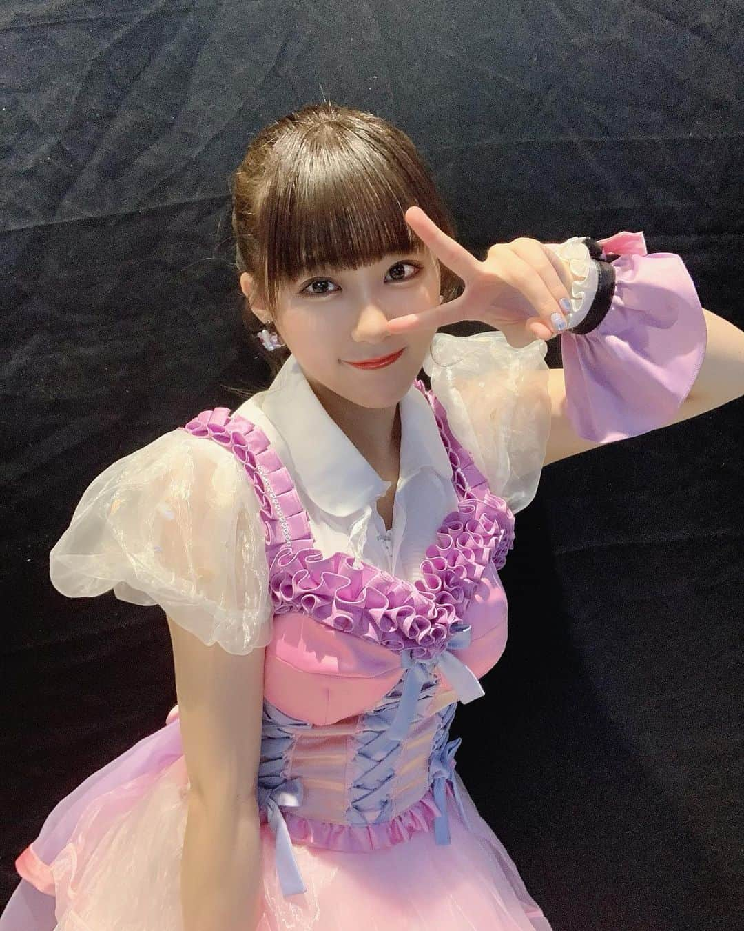 田中美久さんのインスタグラム写真 - (田中美久Instagram)「アイドルちゃんです♡ 推すなら今です😈💕💘  #上のボタン閉めるの忘れて #清楚系アイドル　 #とは違う感じになったの泣く　 #本番はちゃんと閉めた #あとスカート短すぎ #恥ずかしいけど #10年アイドル極めてると #バリアイドル全開で踊るねん #むしろ何歳になっても全然 #かかってこい　　  #にすれば #何でも許されると思ってた #ちなみに秋元先生は #ハッシュタグのこと #シャープっていってた ♯🥺、、、」4月6日 12時02分 - mikumonmon_48