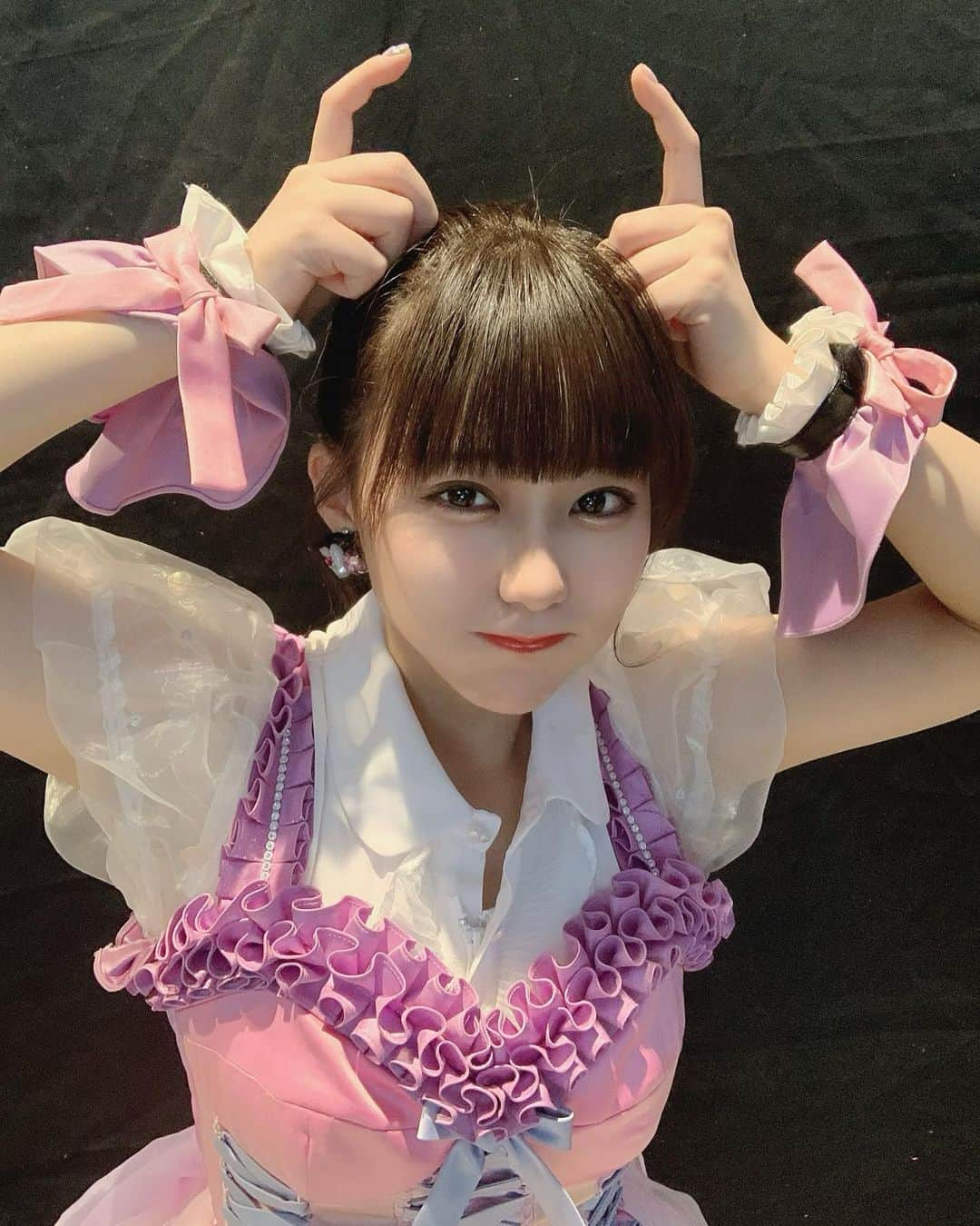 田中美久さんのインスタグラム写真 - (田中美久Instagram)「アイドルちゃんです♡ 推すなら今です😈💕💘  #上のボタン閉めるの忘れて #清楚系アイドル　 #とは違う感じになったの泣く　 #本番はちゃんと閉めた #あとスカート短すぎ #恥ずかしいけど #10年アイドル極めてると #バリアイドル全開で踊るねん #むしろ何歳になっても全然 #かかってこい　　  #にすれば #何でも許されると思ってた #ちなみに秋元先生は #ハッシュタグのこと #シャープっていってた ♯🥺、、、」4月6日 12時02分 - mikumonmon_48