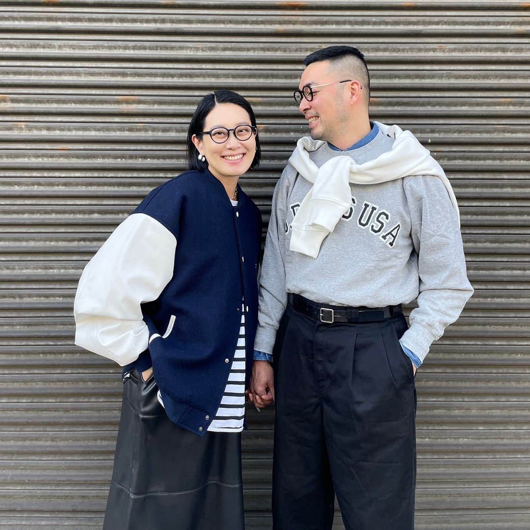 JINS公式さんのインスタグラム写真 - (JINS公式Instagram)「“ファッション×アイウエア”の旬なルックを提案するJINS OUTFITで、JINS TODAYの着こなしをチェック。  ソヨン＆ユウさん(@_toh_) ■styling■ スタジャンにボーダー×ロゴスエット&デニムシャツにチノパンの王道カレッジスタイルにはメガネをマストで合わせると決まる。  着用品番： (左) ソヨンURF-22A-164 358 (右)ユウ  URF-23S-086 394 JINS TODAY 全24種￥5,900〜  【JINS OUTFIT】 アイウエアという呼び名のように、メガネは着こなすもの。旬のファッションに。その日の着こなしに。そのときの気分に。あわせやすいのはどんなメガネだろう。あわせたいのはどんな一本だろう。 さぁ、そのシーズンの着こなしにコーディネートする、そのシーズンのアイウエアを。ファッションから見つける、選ぶ、そんな新しいアイウエアの買い方を、JINSから。  #jins #着こなすメガネ #jinstoday #jinsoutfit #夫婦コーデ #カップルコーデ  【着用ブランド】 @zara  @Uniqlo #zara #Uniqlo #zaraコーデ #uniqloコーデ」4月6日 12時05分 - jins_japan
