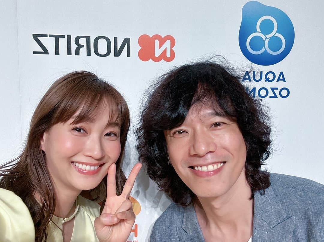 庄司智春のインスタグラム：「ノーリツ国内商品戦略＆温水新商品発表会に夫婦で出席させて頂きました。  ノーリツさん公認の アツアツ夫婦頂きました☆  見えないお風呂の配管まで 除菌できるガスふろ給湯器。  更にお風呂の時間が幸せな時間に♨️  #ノーリツ #noriz #Aquaozone」